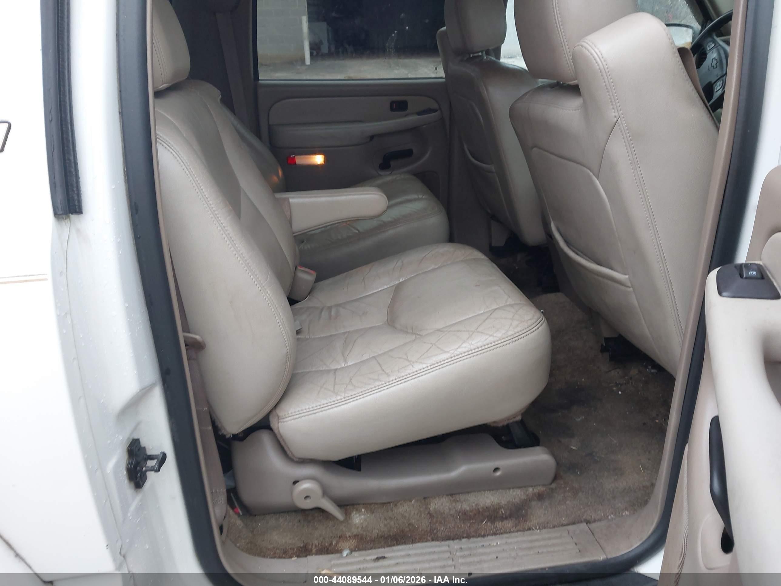 CHEVROLET SUBURBAN image 8