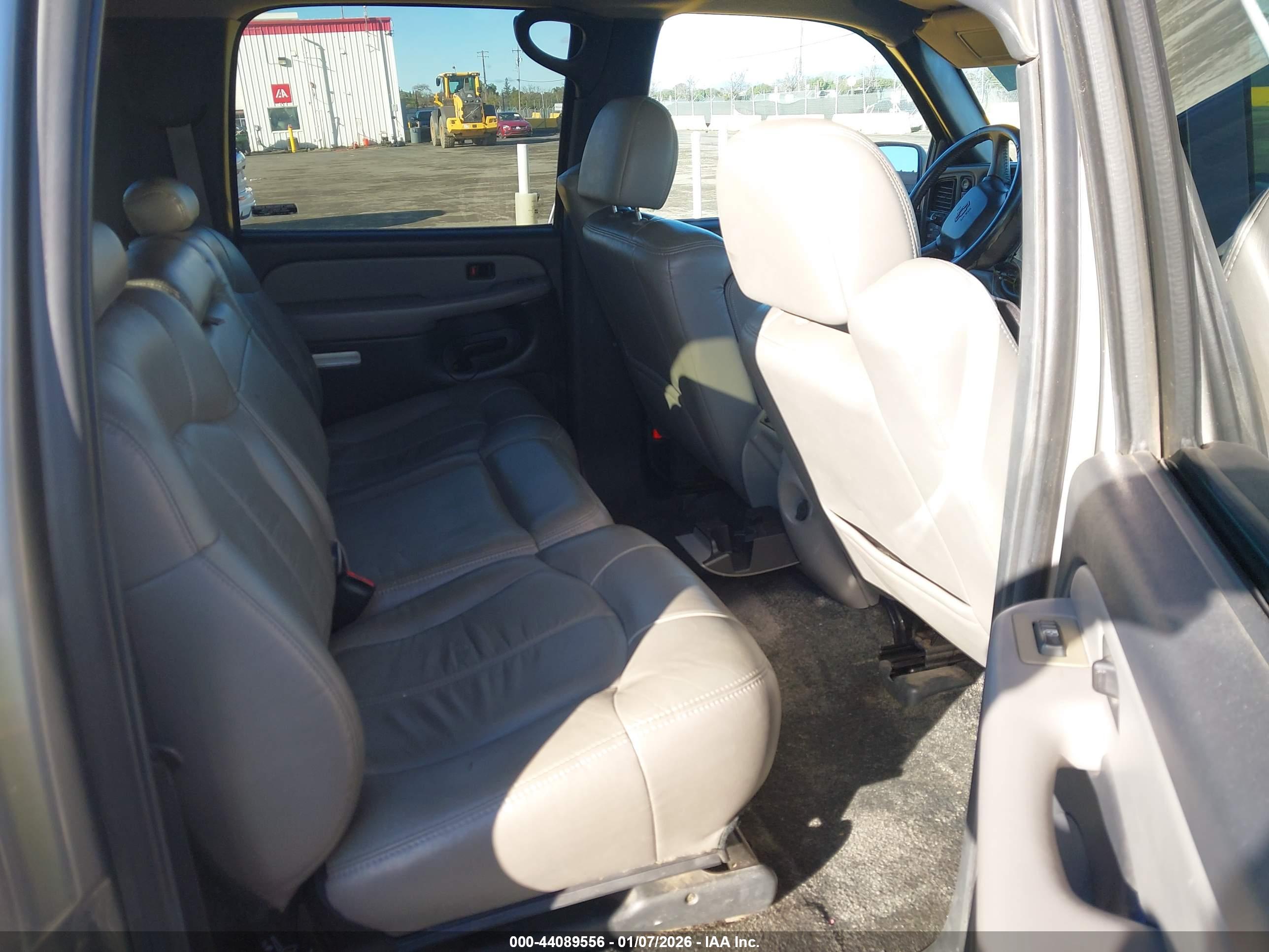 CHEVROLET SUBURBAN image 8