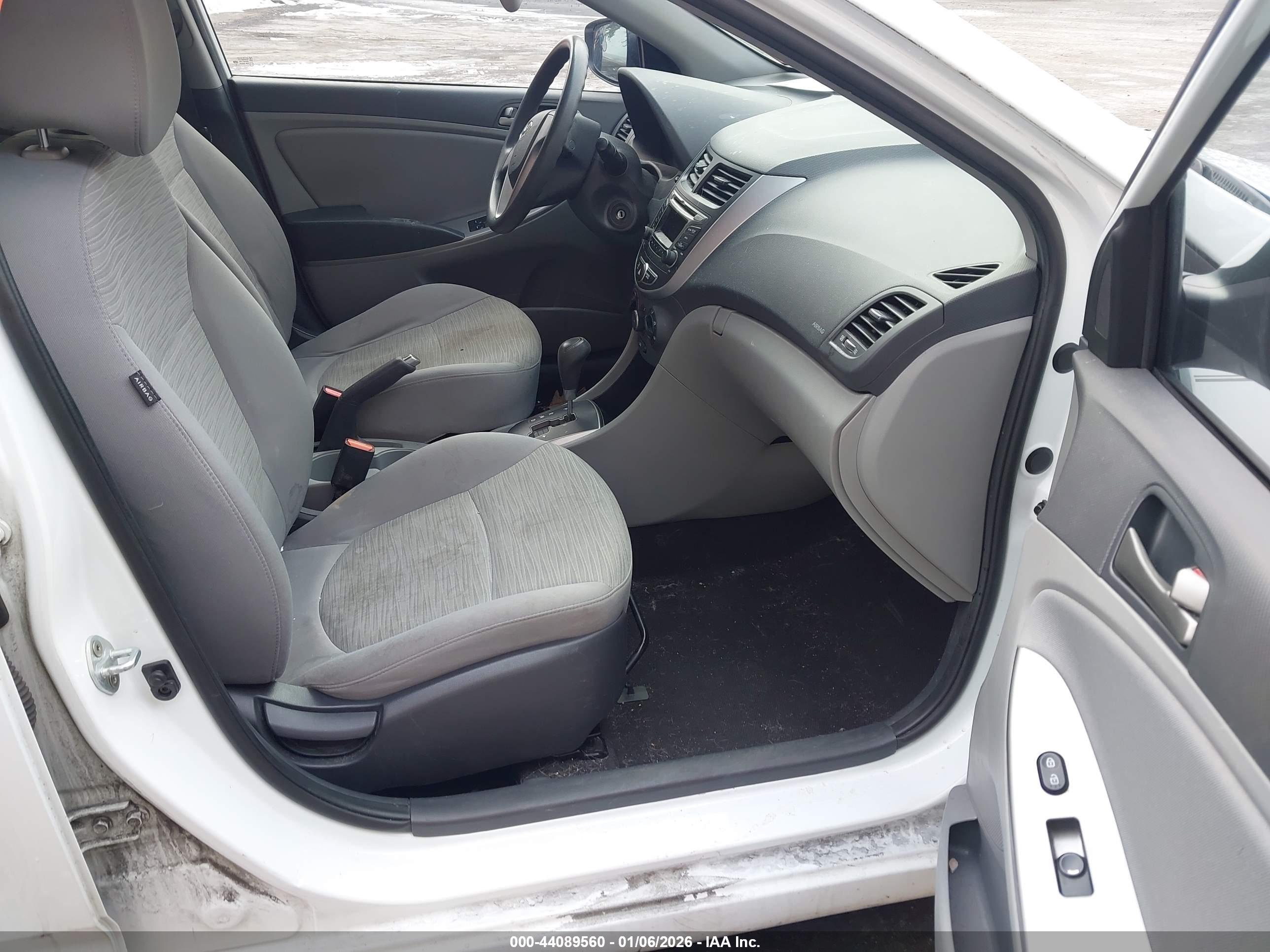 HYUNDAI ACCENT image 5