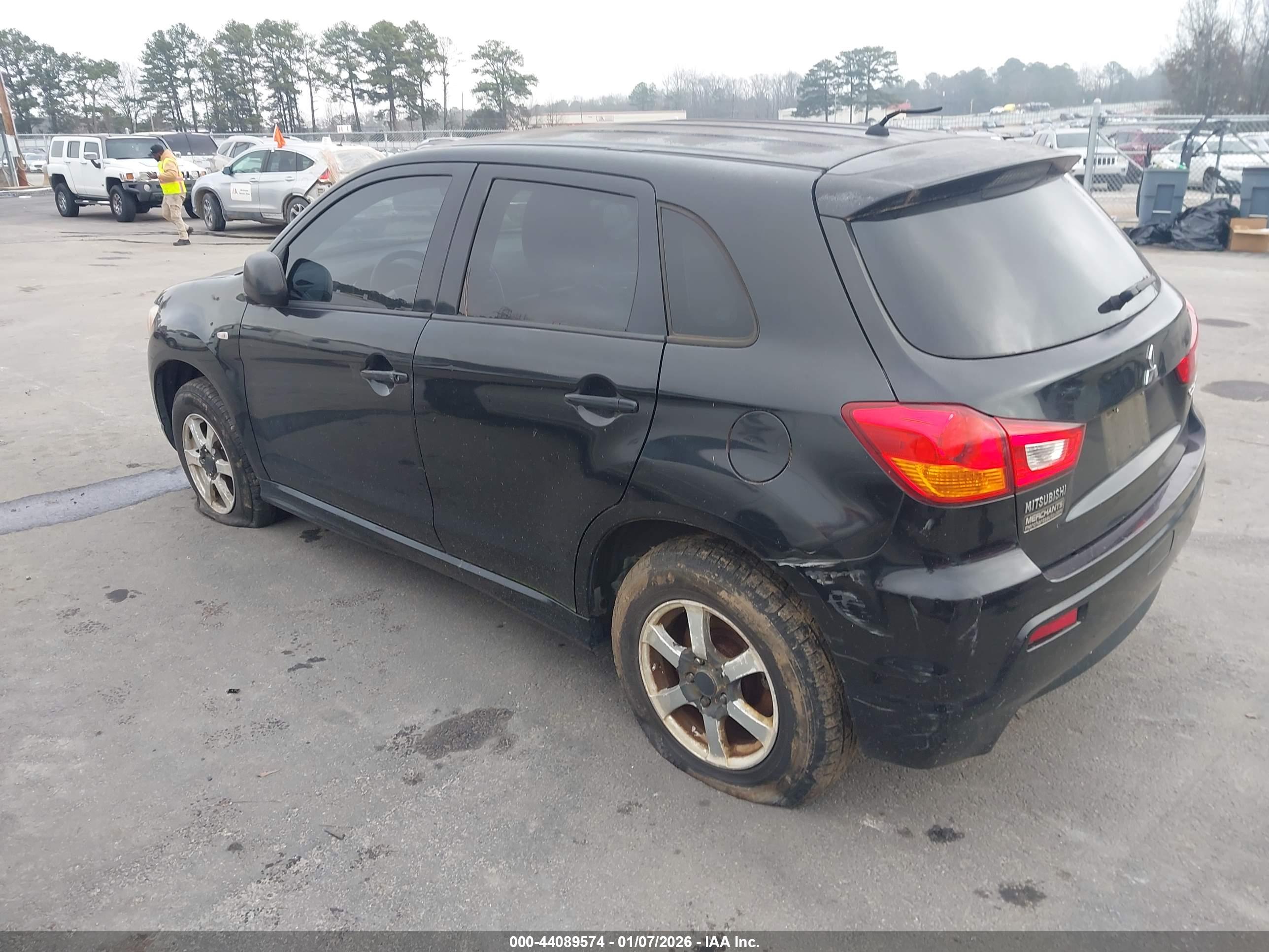 MITSUBISHI OUTLANDER image 3