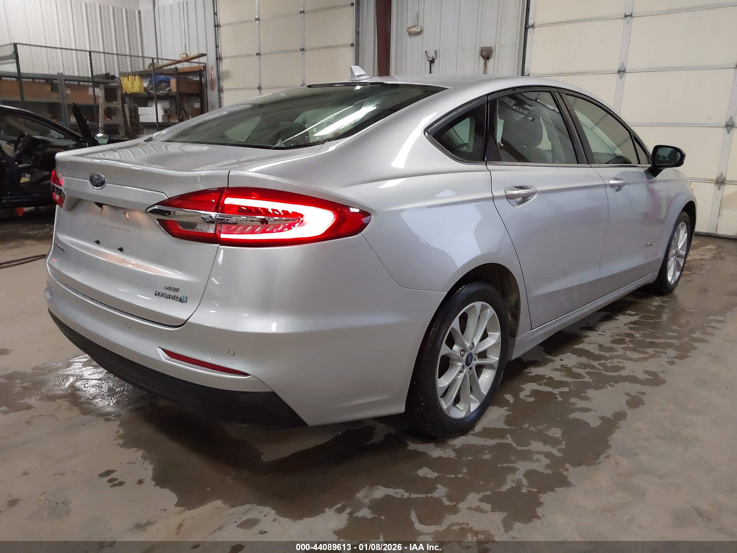 FORD FUSION image 4