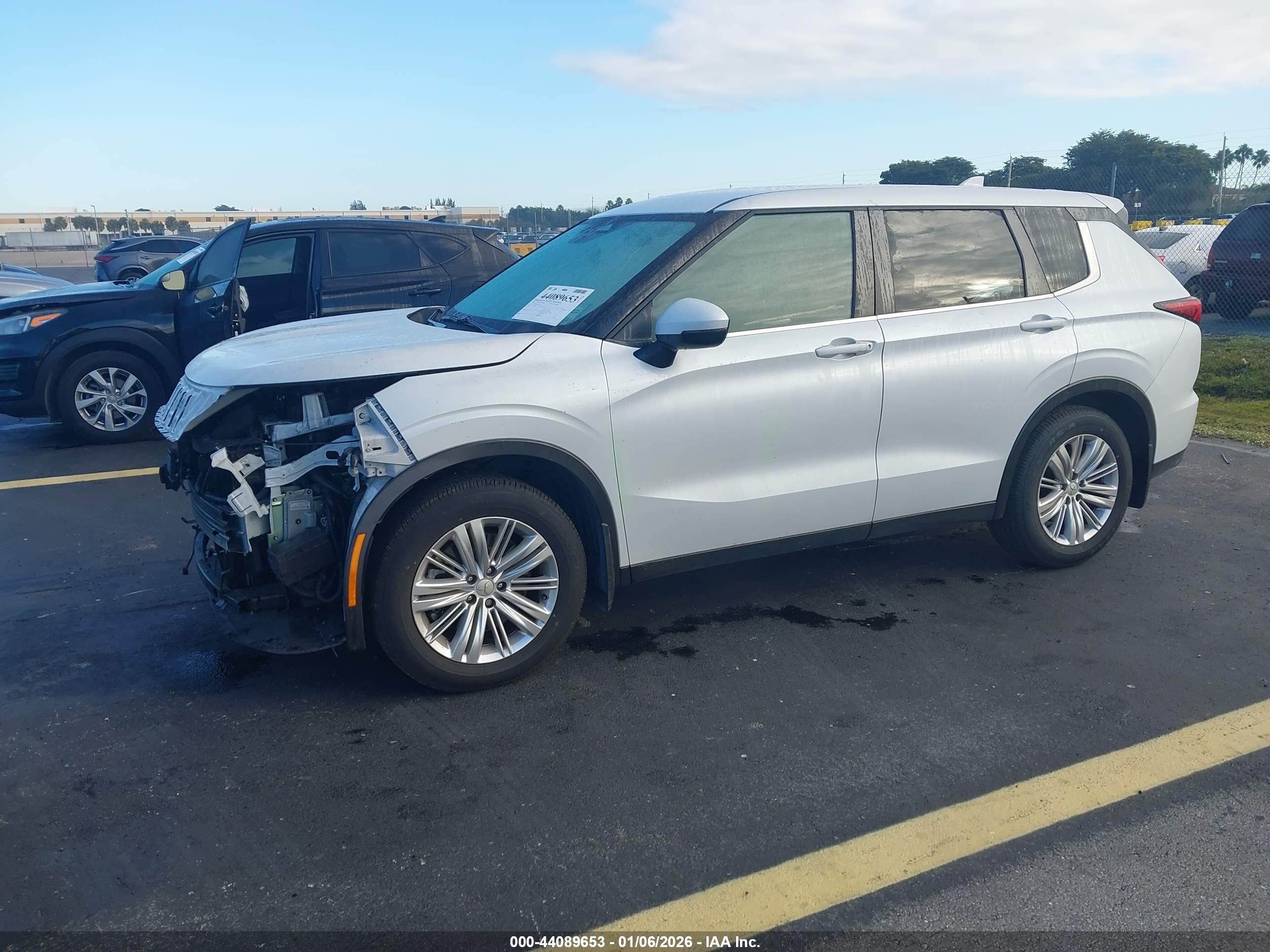 MITSUBISHI OUTLANDER image 2