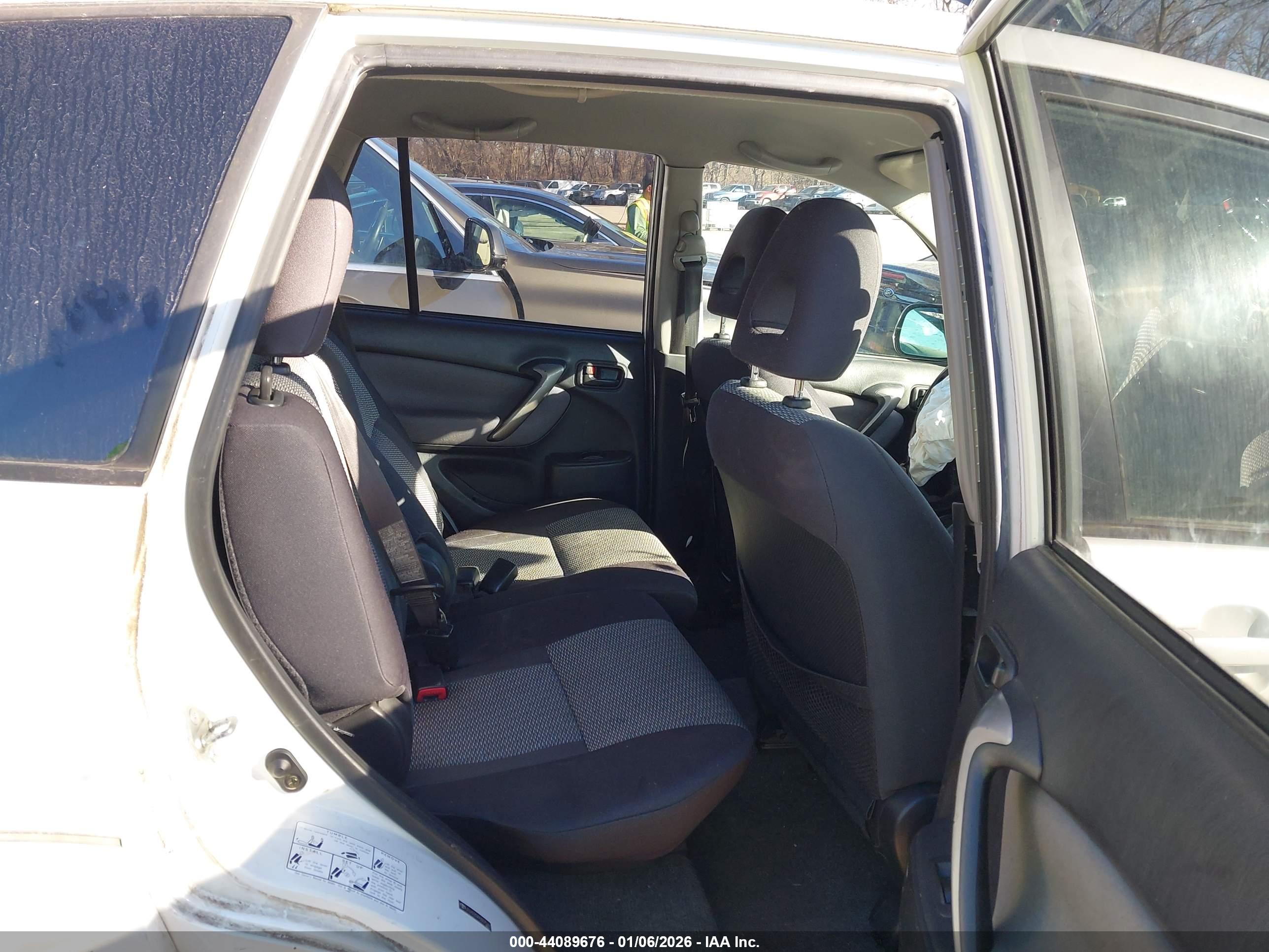 TOYOTA RAV4 image 8