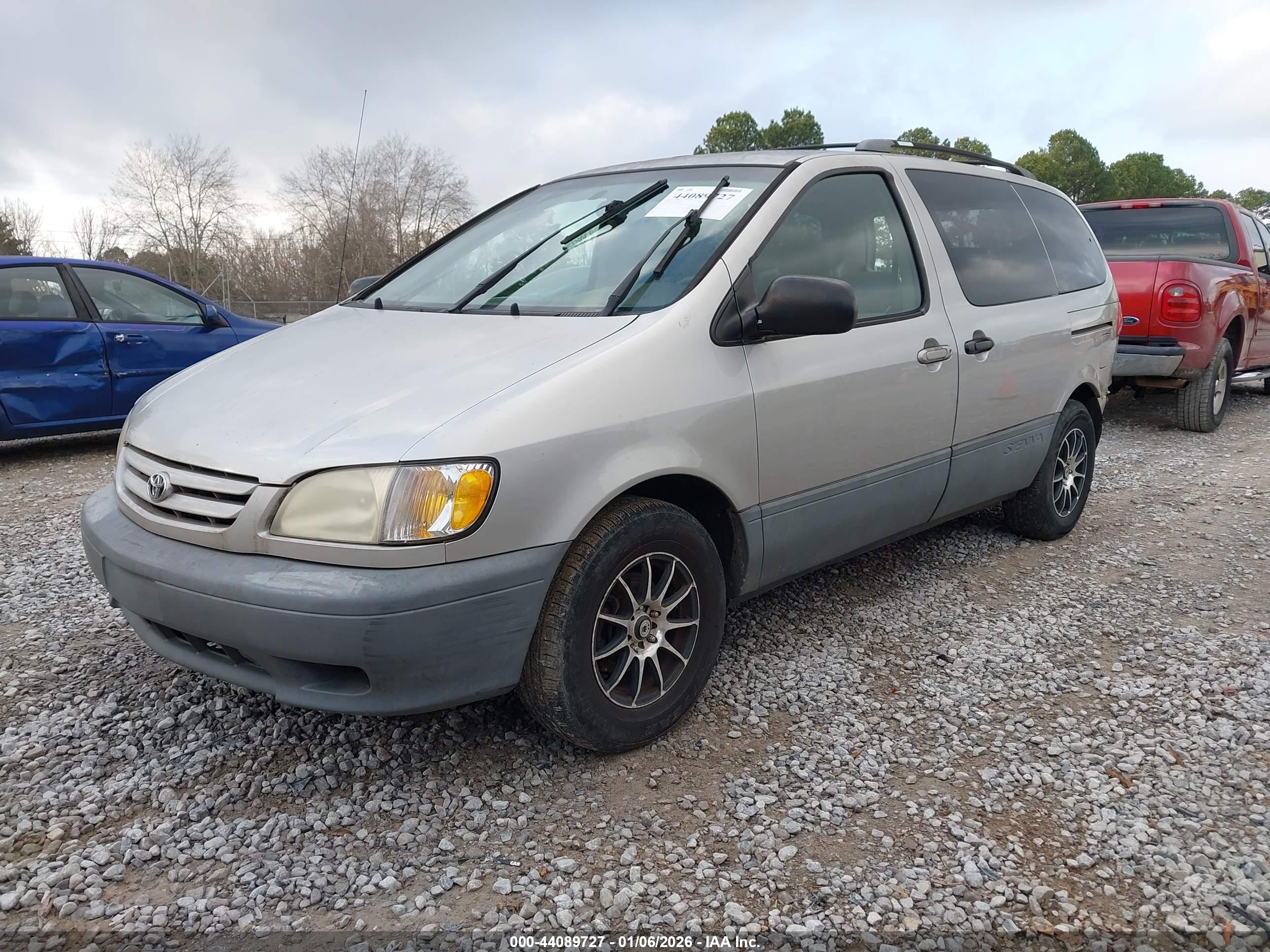 TOYOTA SIENNA image 2