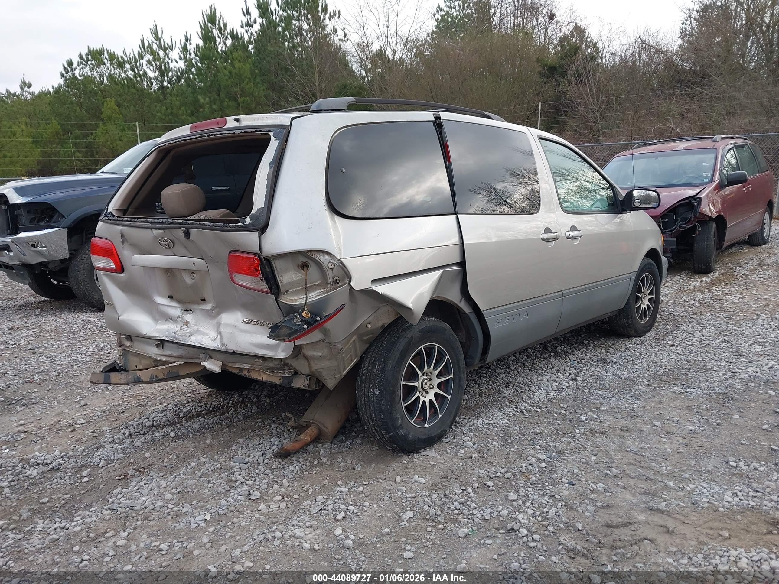 TOYOTA SIENNA image 4