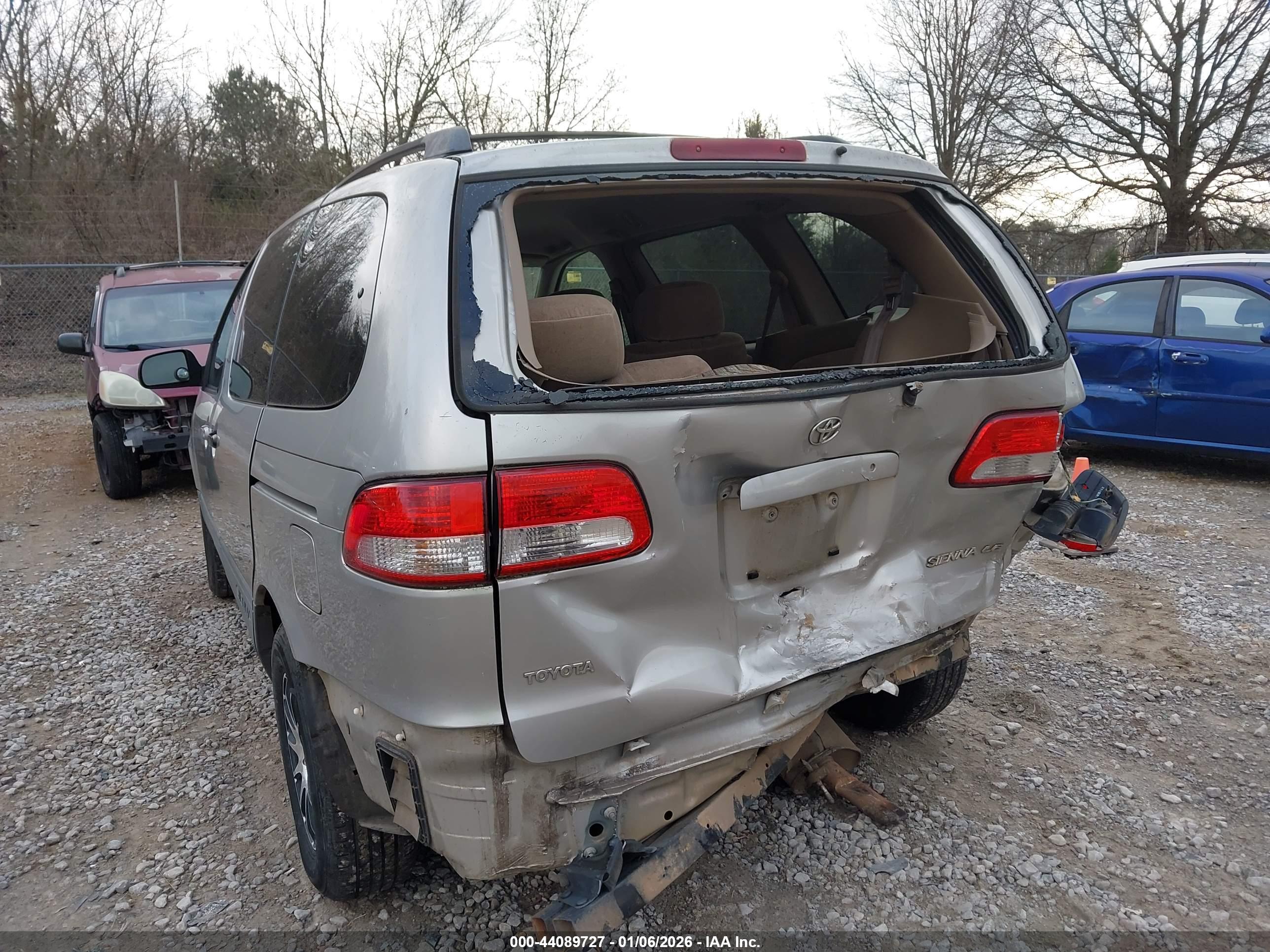 TOYOTA SIENNA image 6