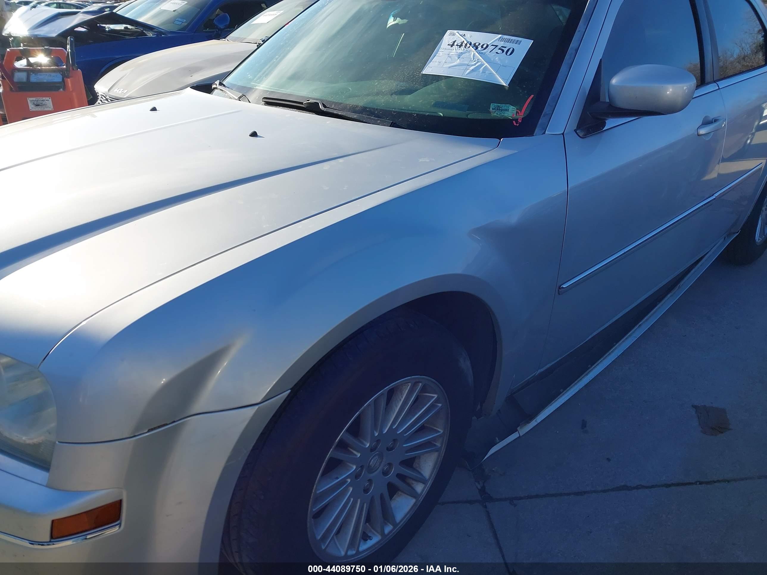CHRYSLER 300 image 6