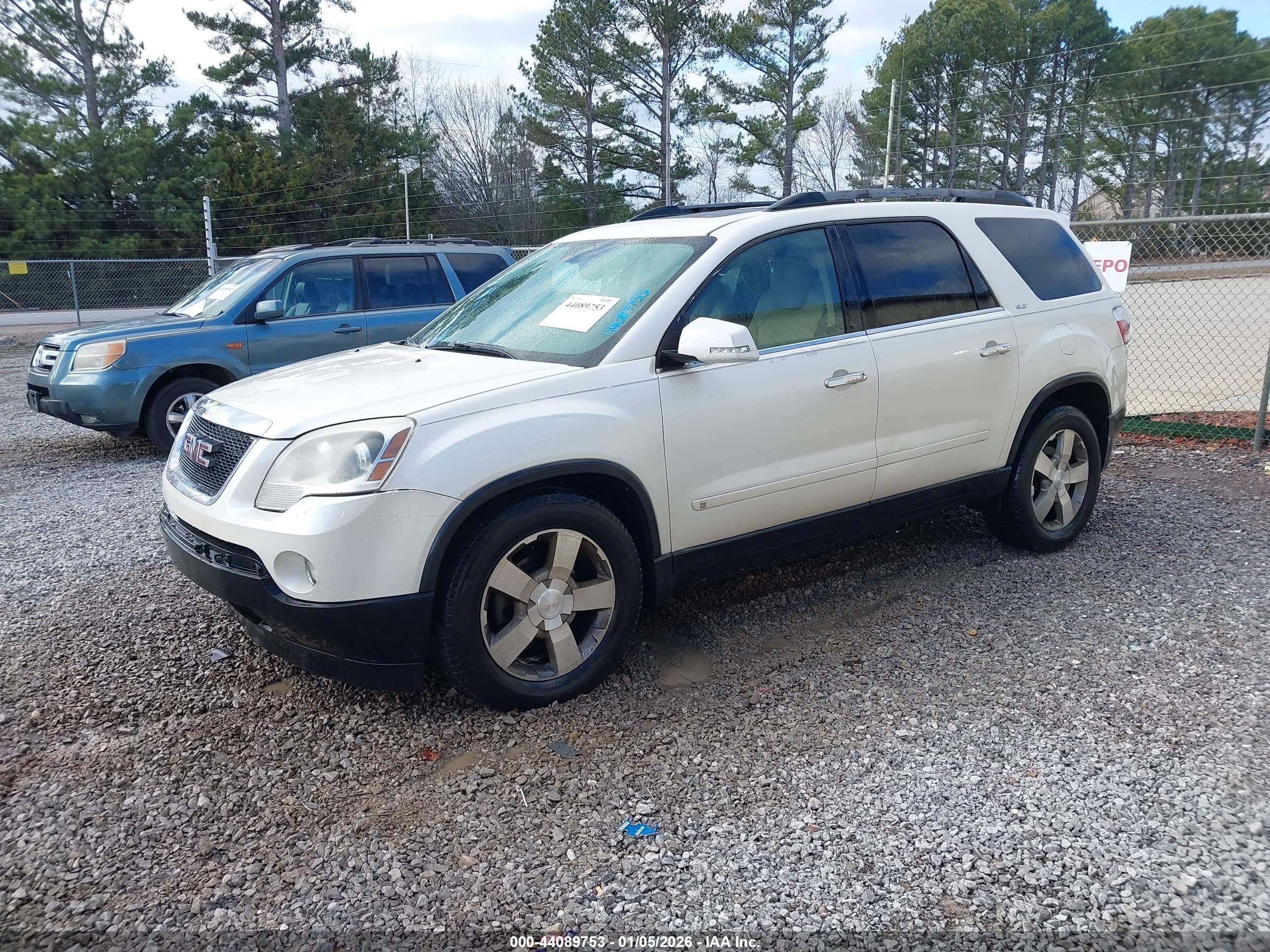 GMC ACADIA image 2