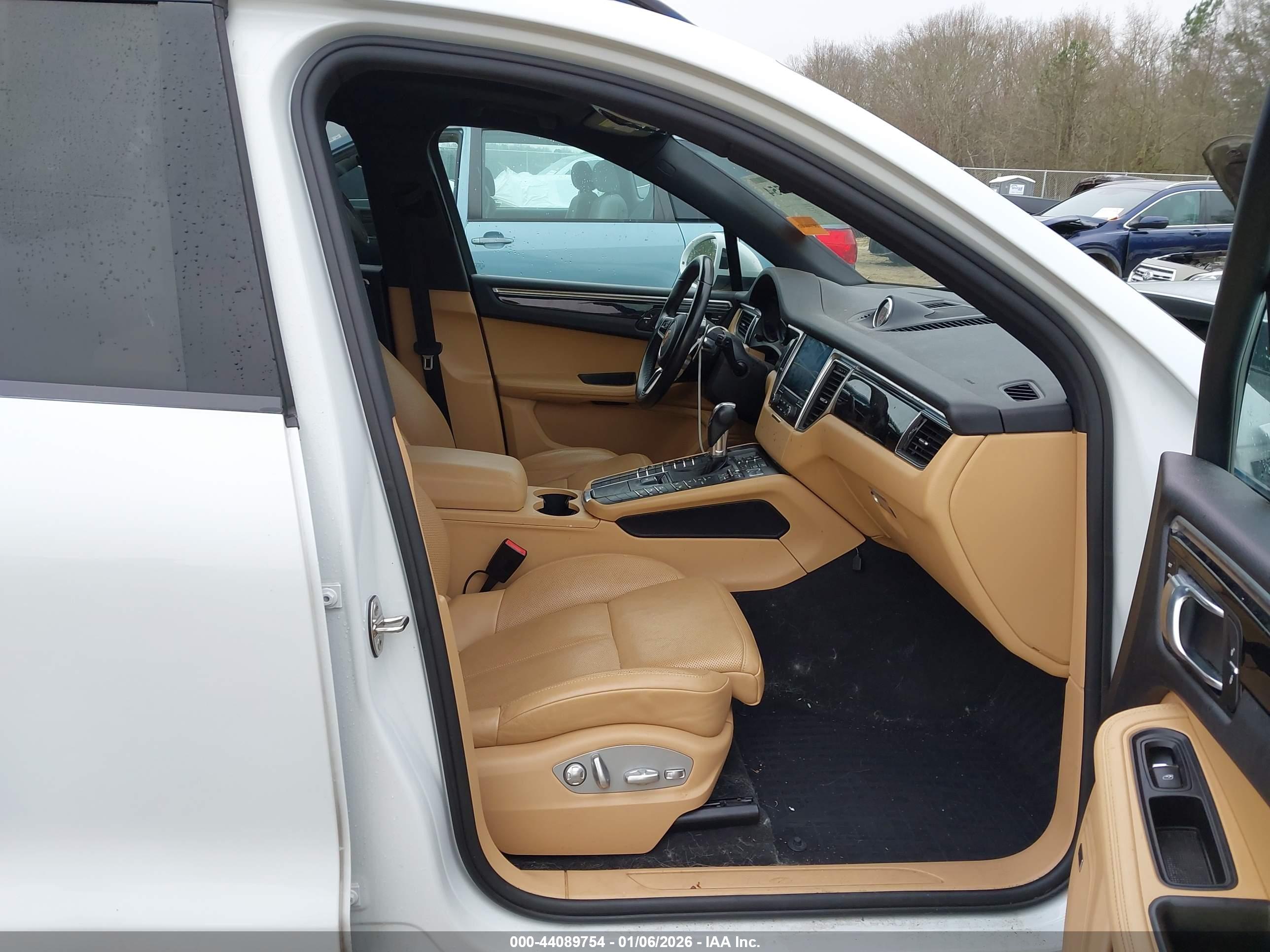 PORSCHE MACAN image 5