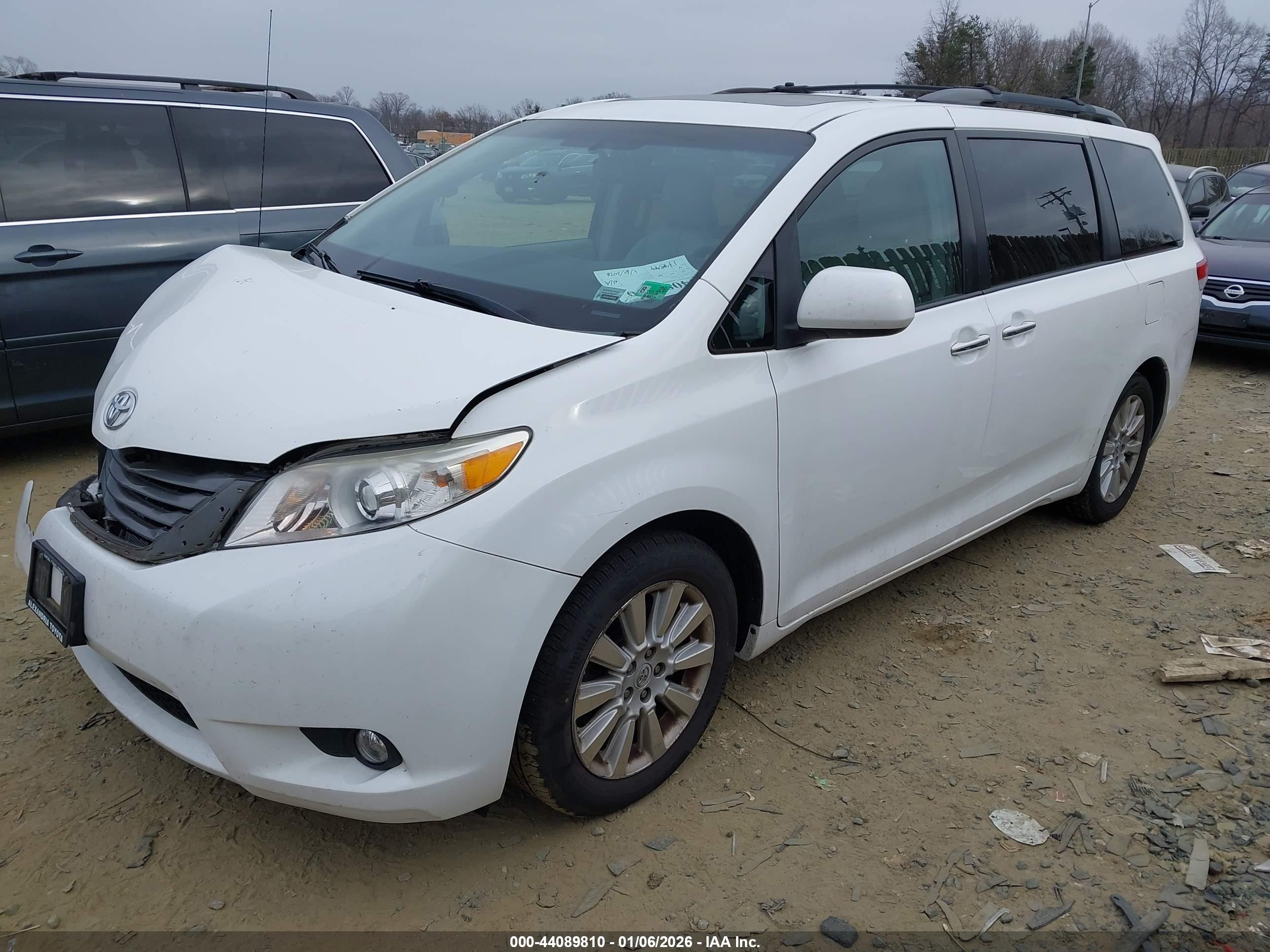 TOYOTA SIENNA image 2