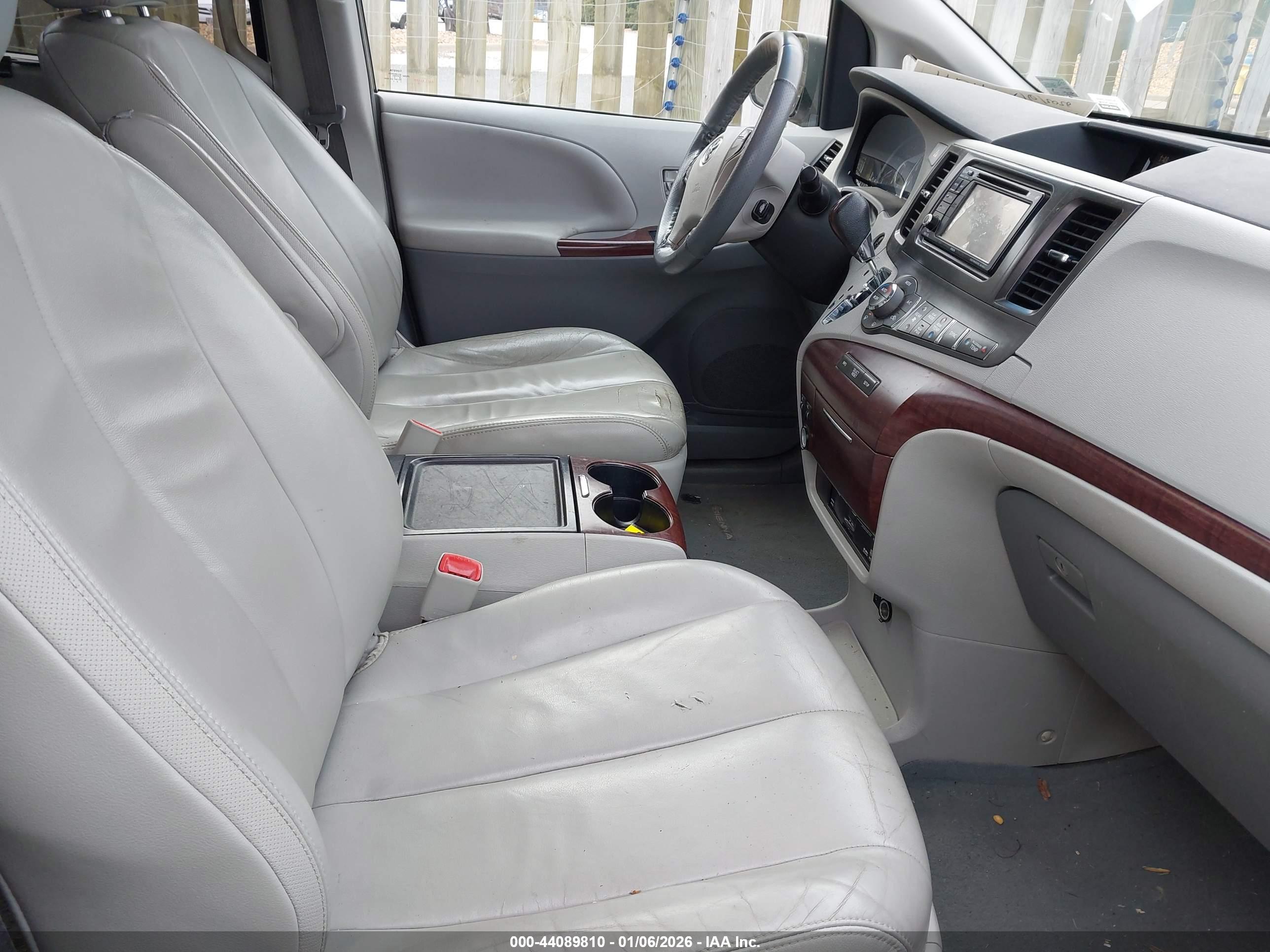 TOYOTA SIENNA image 5