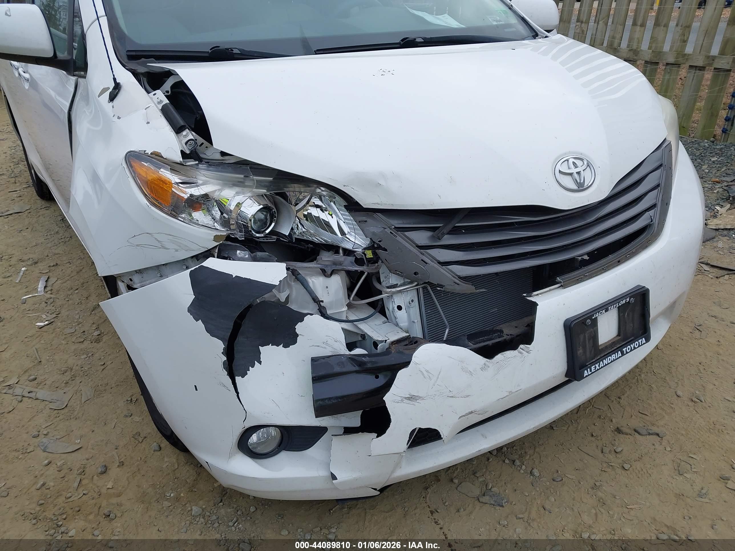 TOYOTA SIENNA image 6