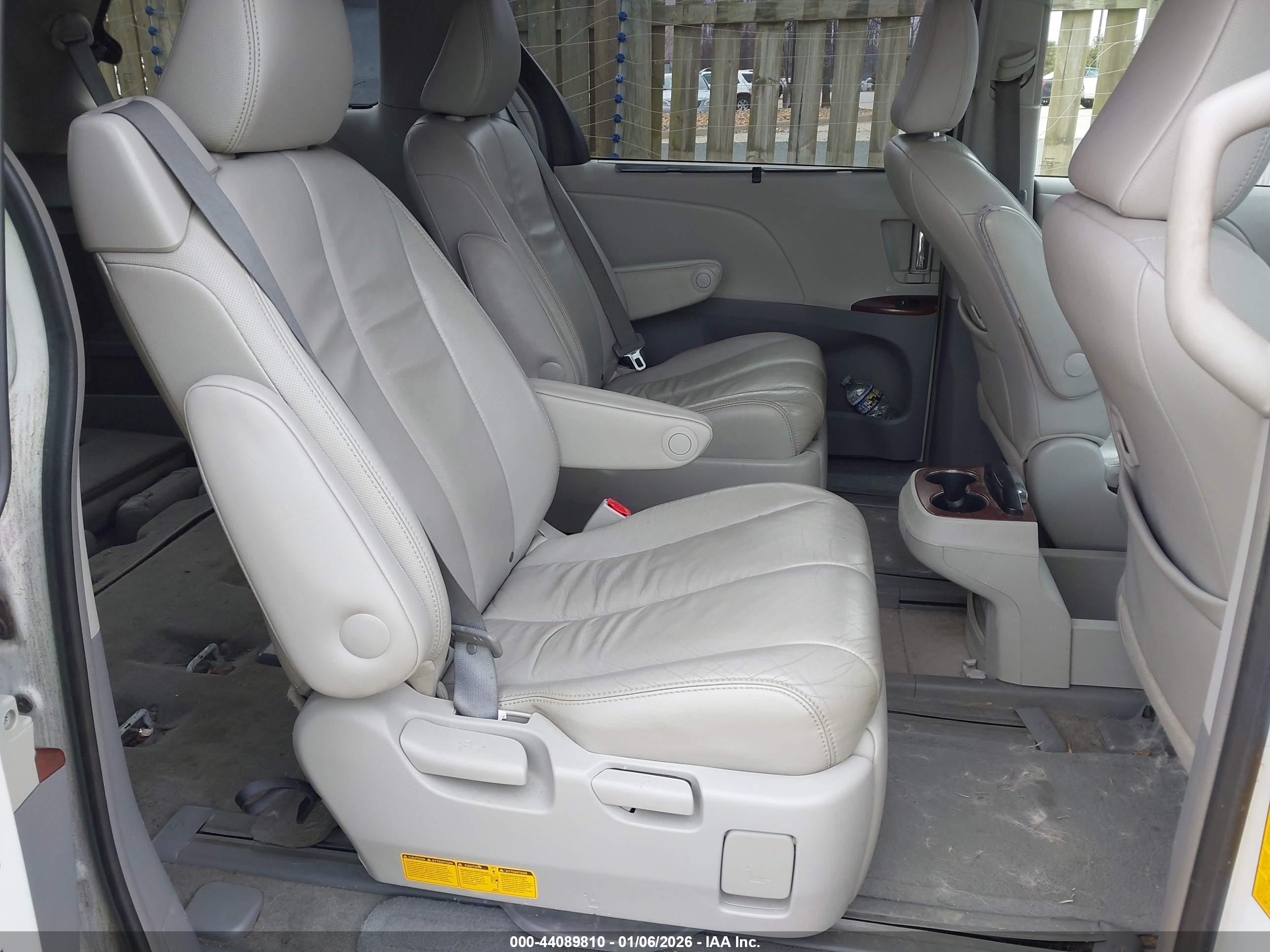 TOYOTA SIENNA image 8