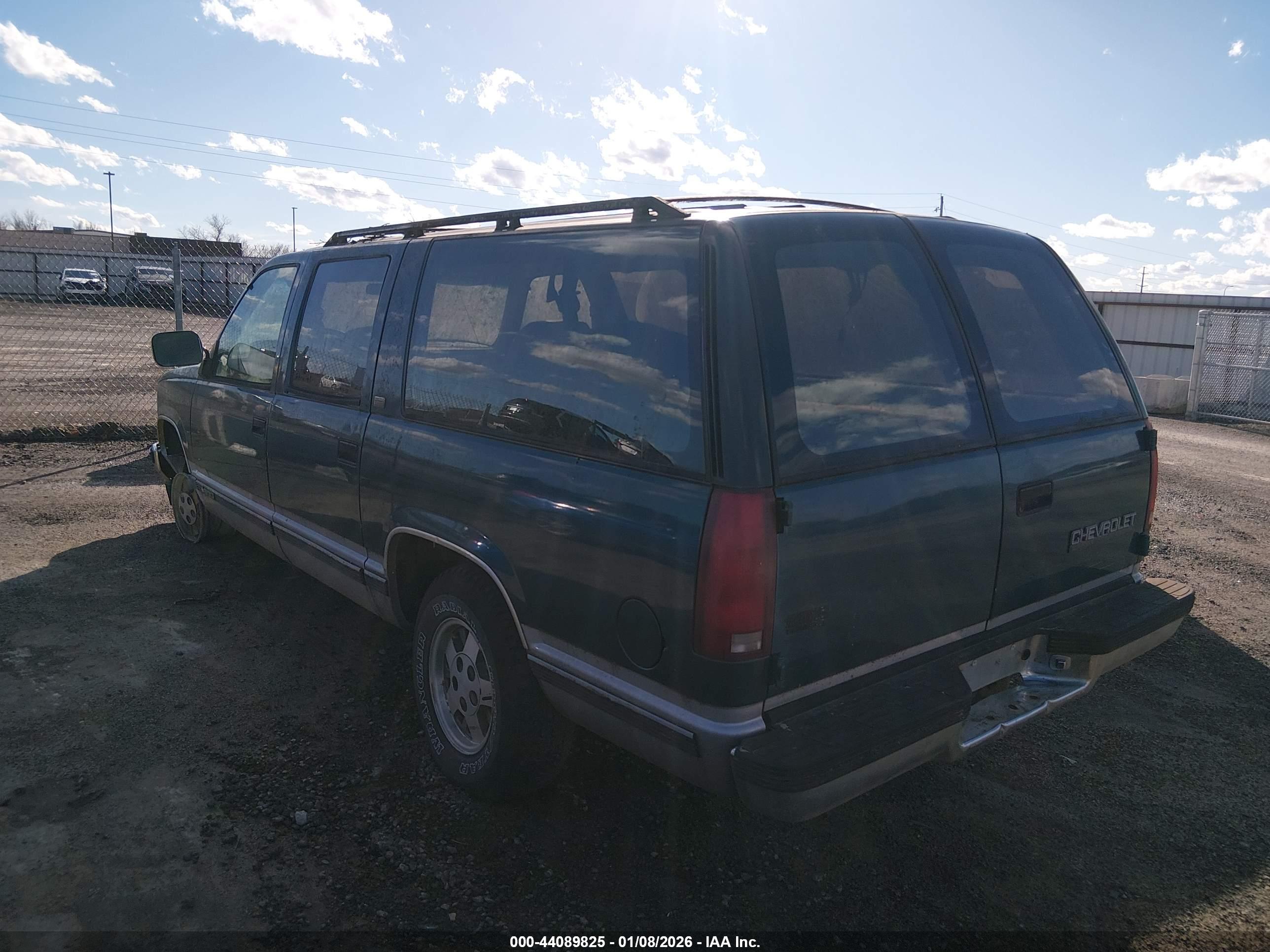 CHEVROLET SUBURBAN image 3