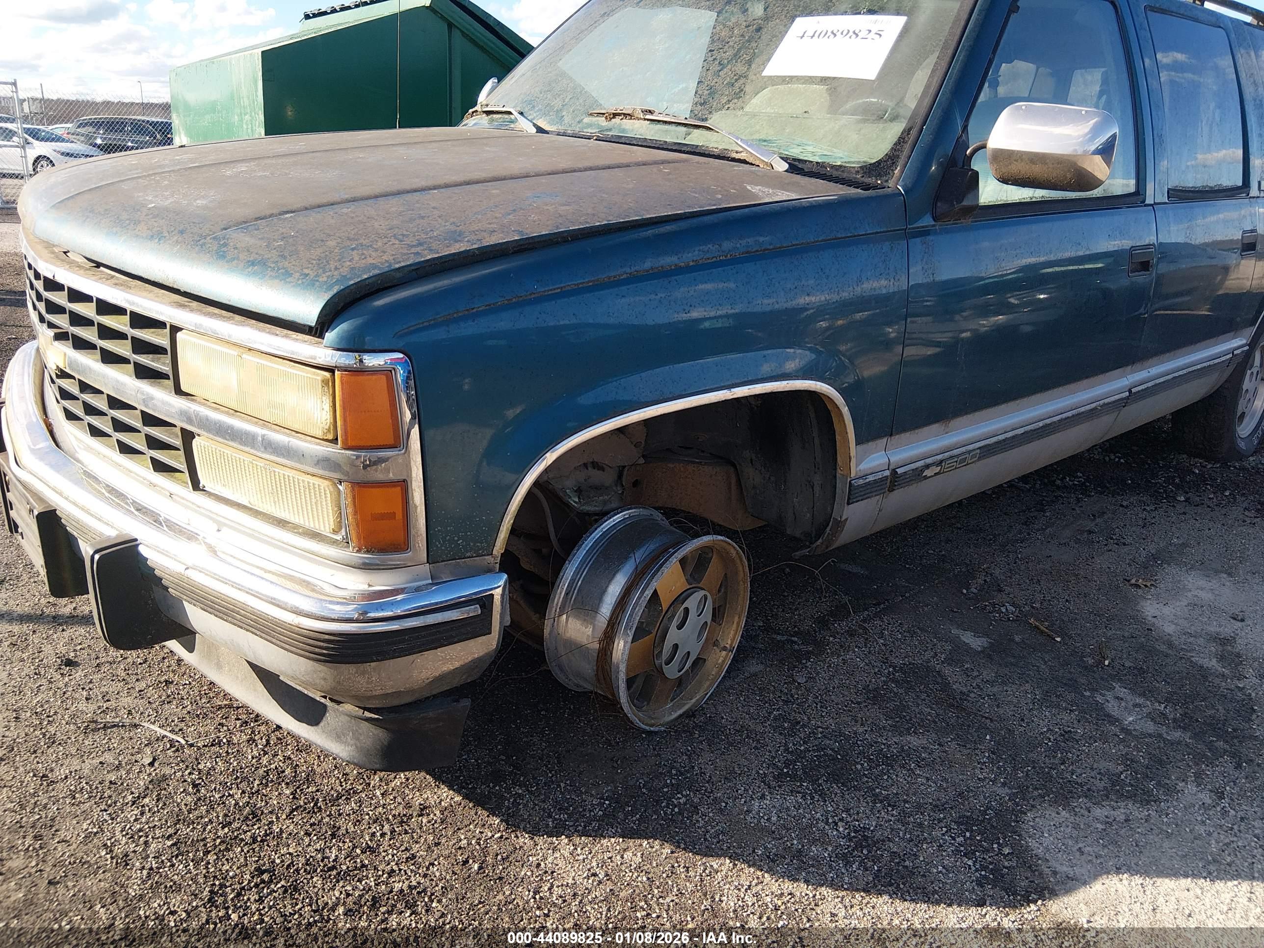 CHEVROLET SUBURBAN image 6