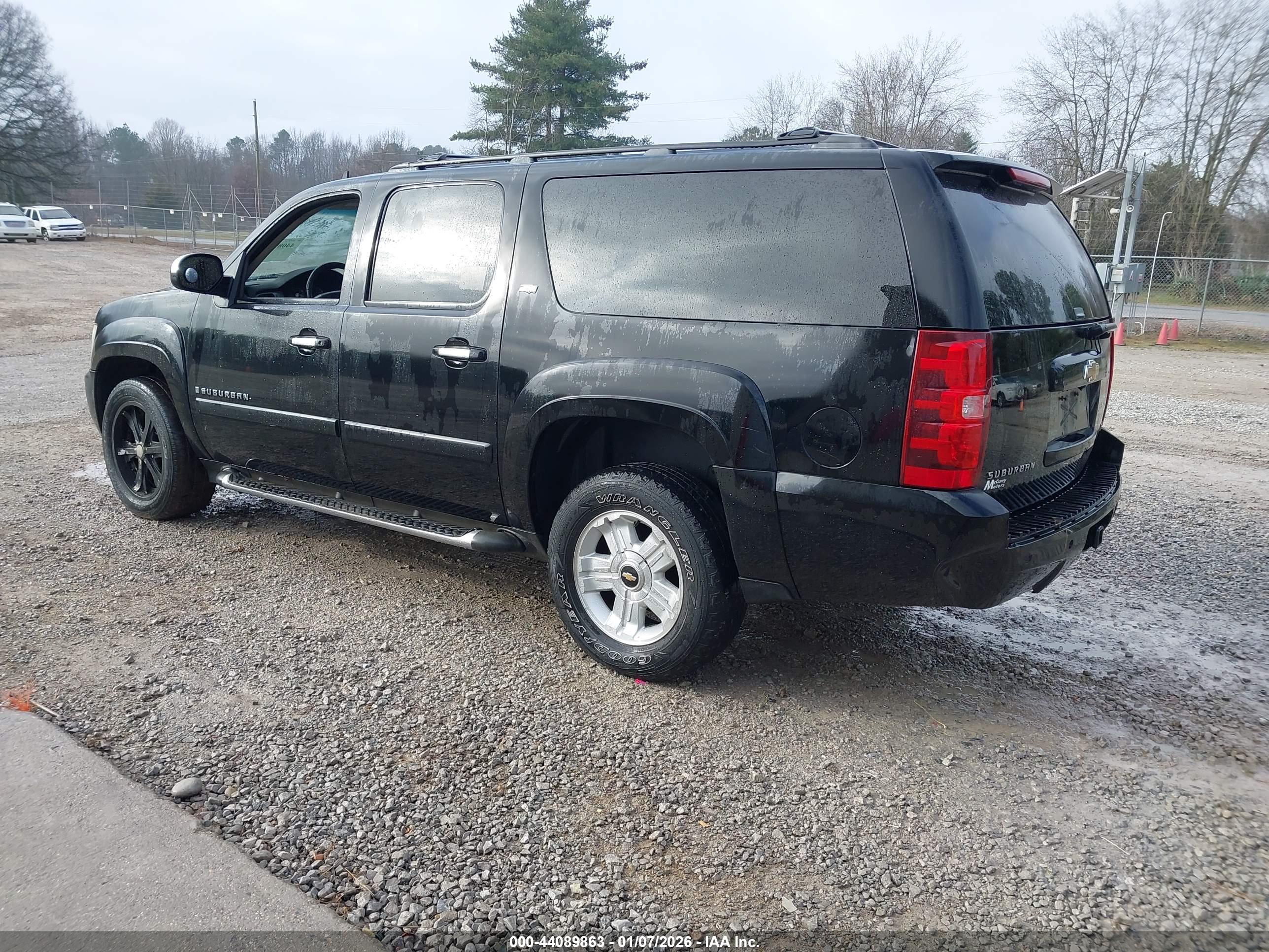 CHEVROLET SUBURBAN image 3
