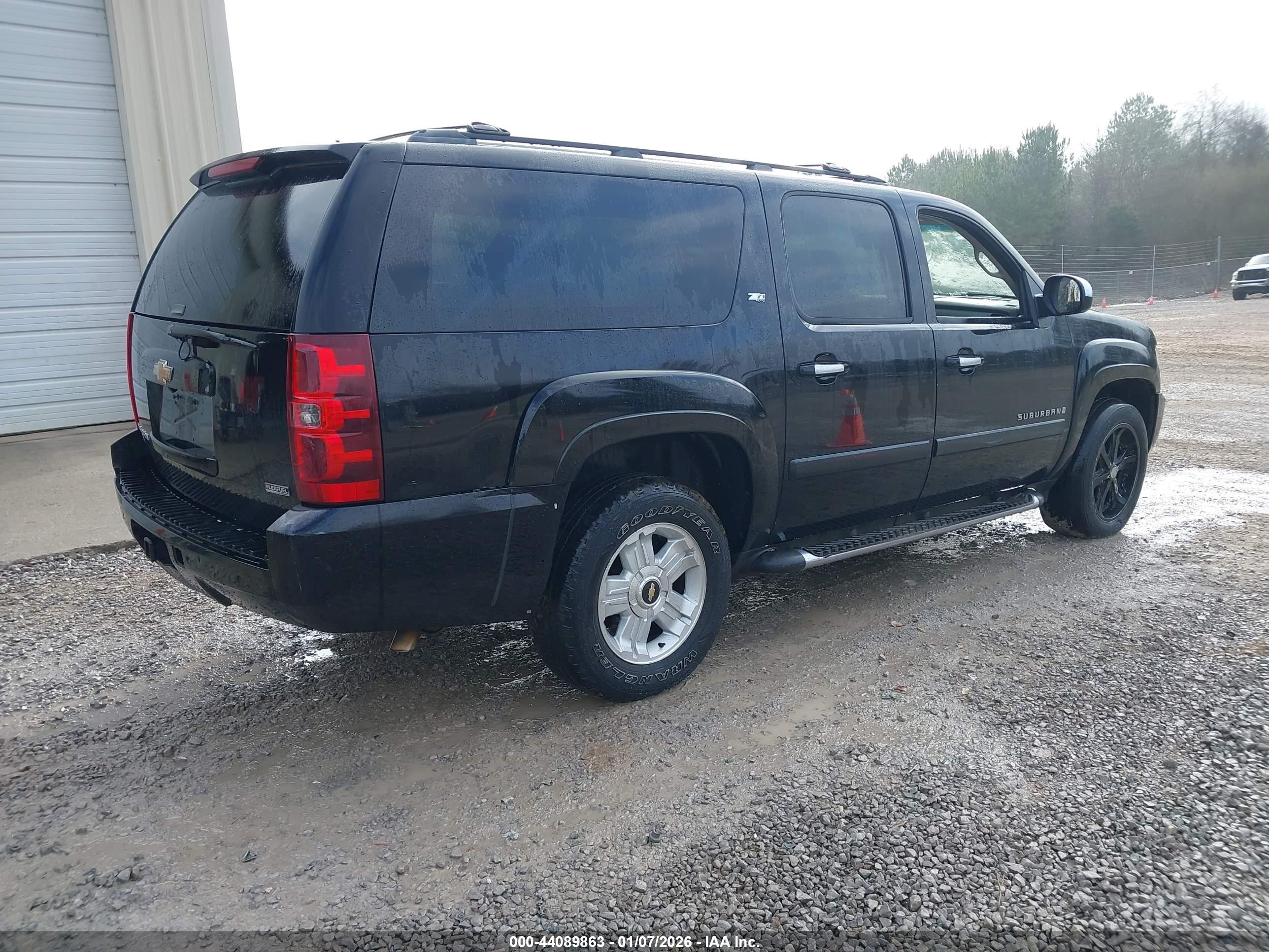 CHEVROLET SUBURBAN image 4