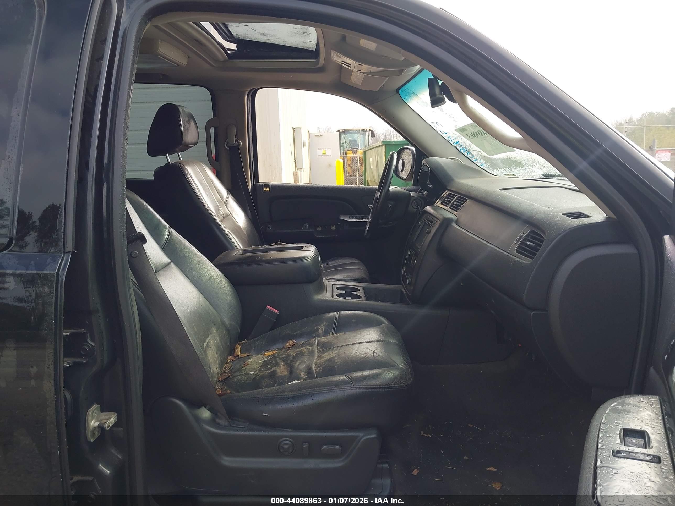 CHEVROLET SUBURBAN image 5