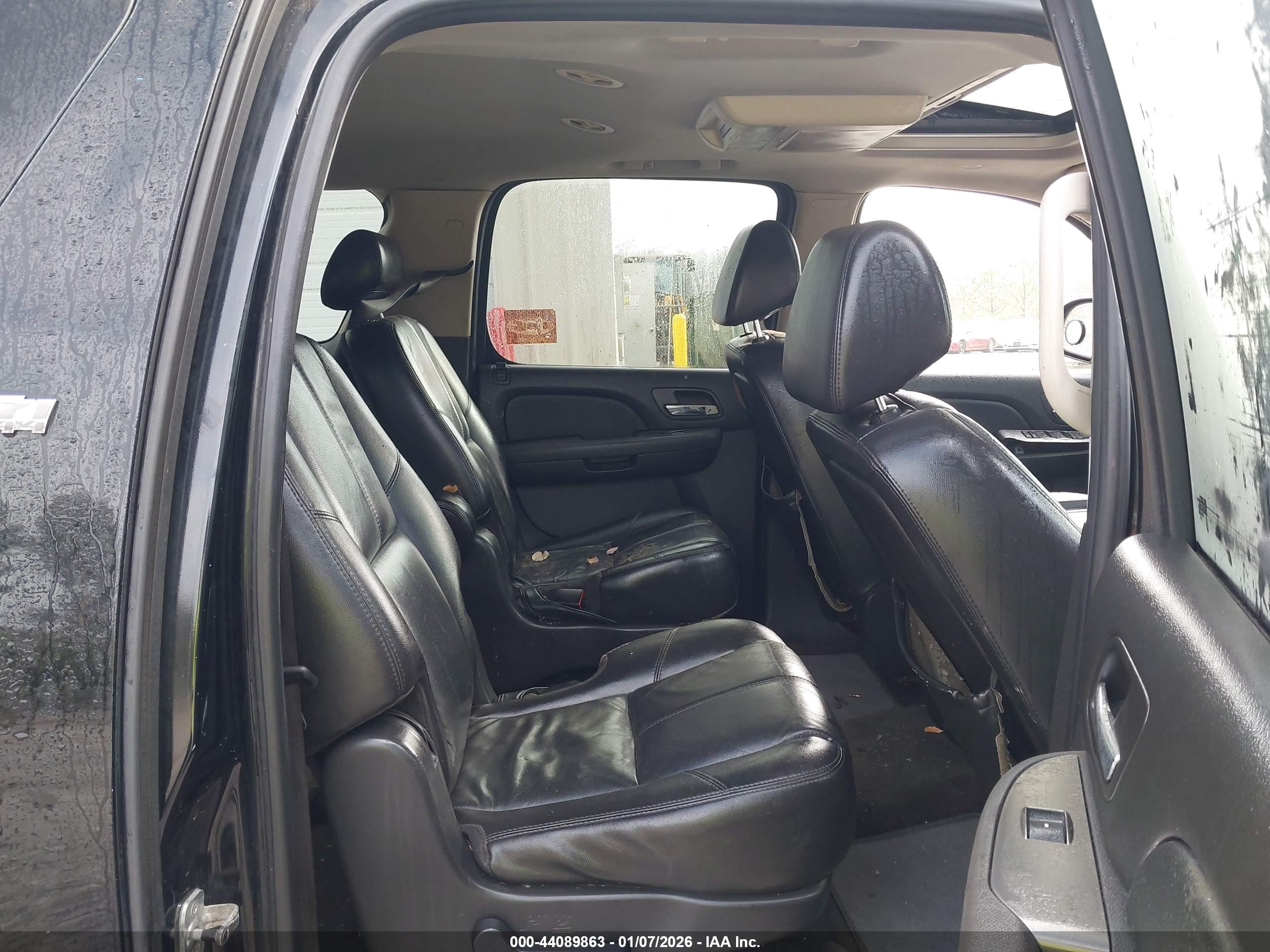 CHEVROLET SUBURBAN image 8