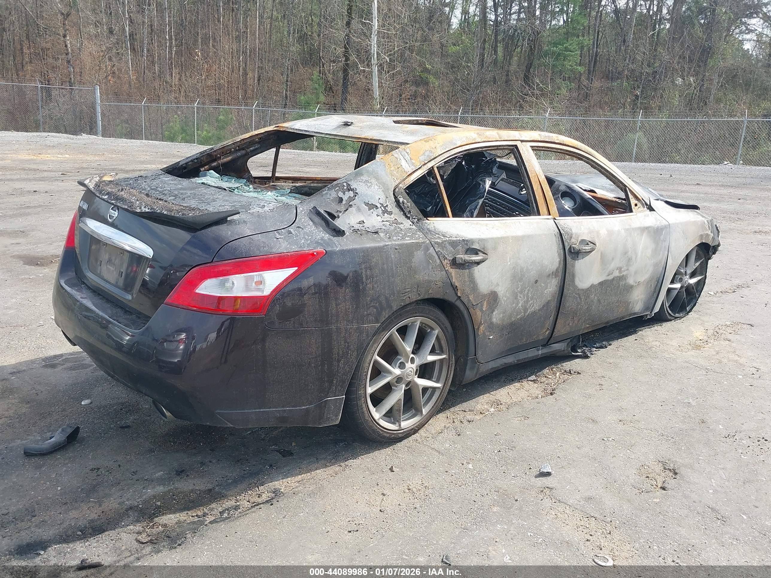 NISSAN MAXIMA image 4