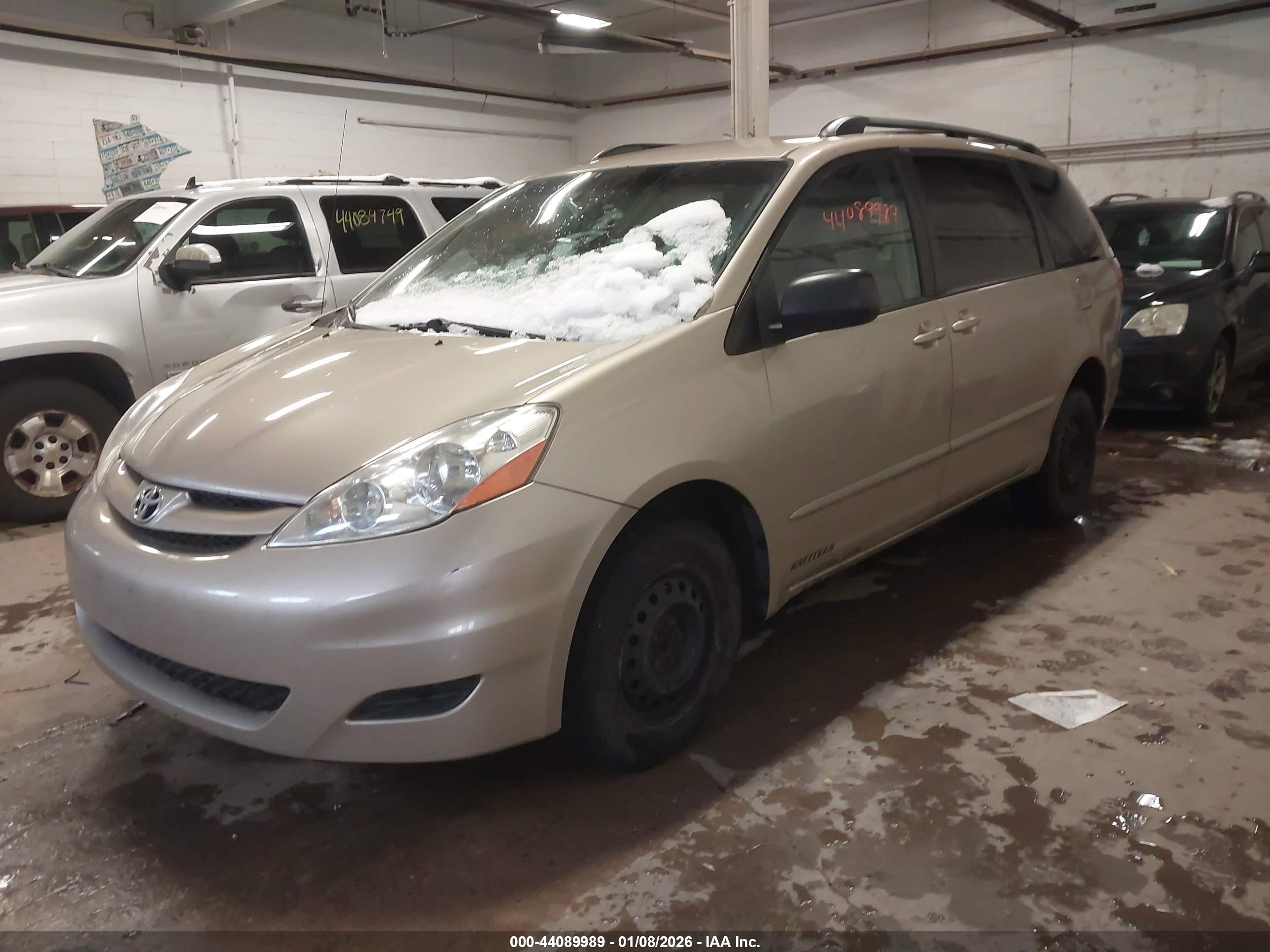 TOYOTA SIENNA image 2