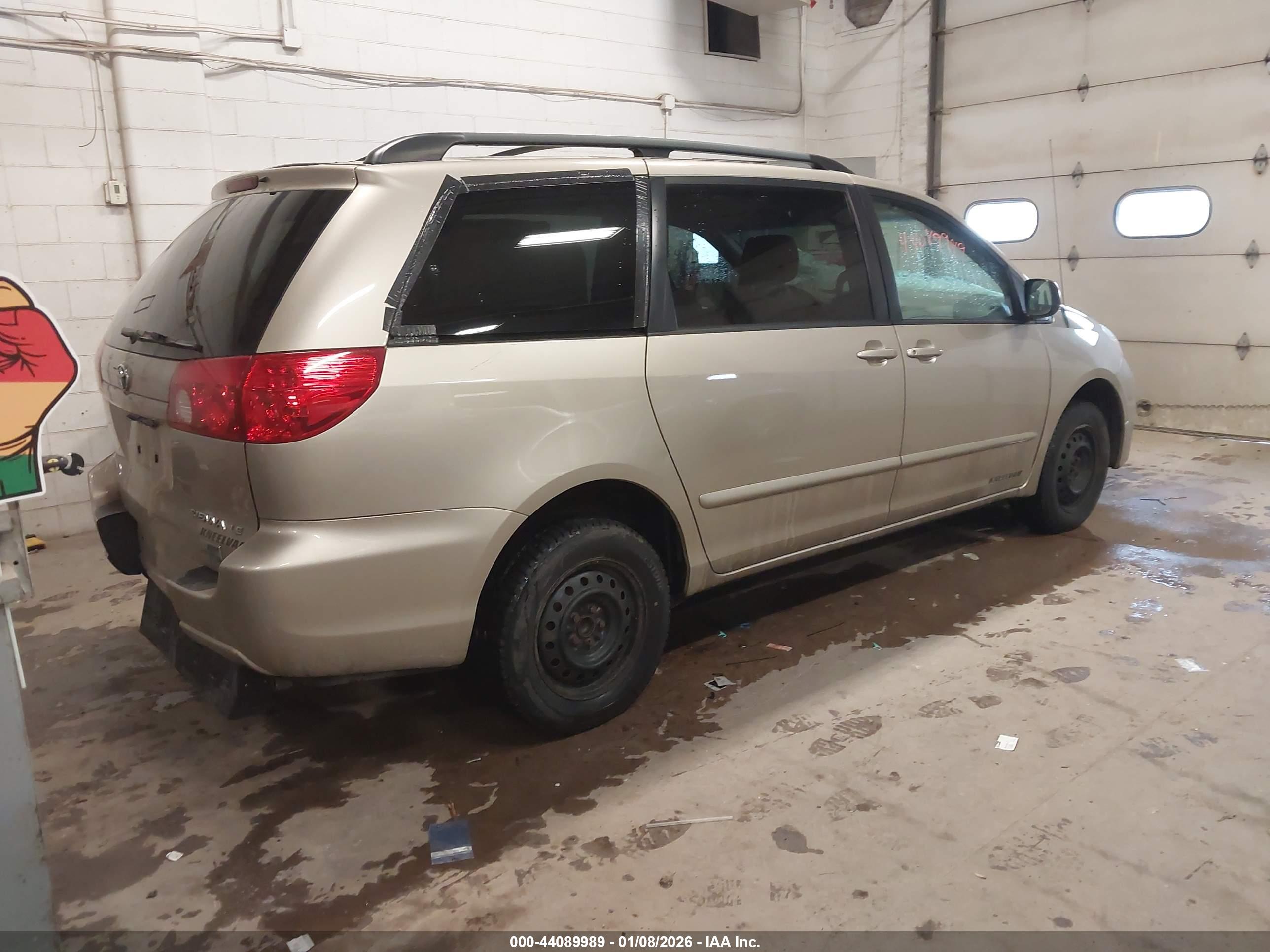 TOYOTA SIENNA image 4