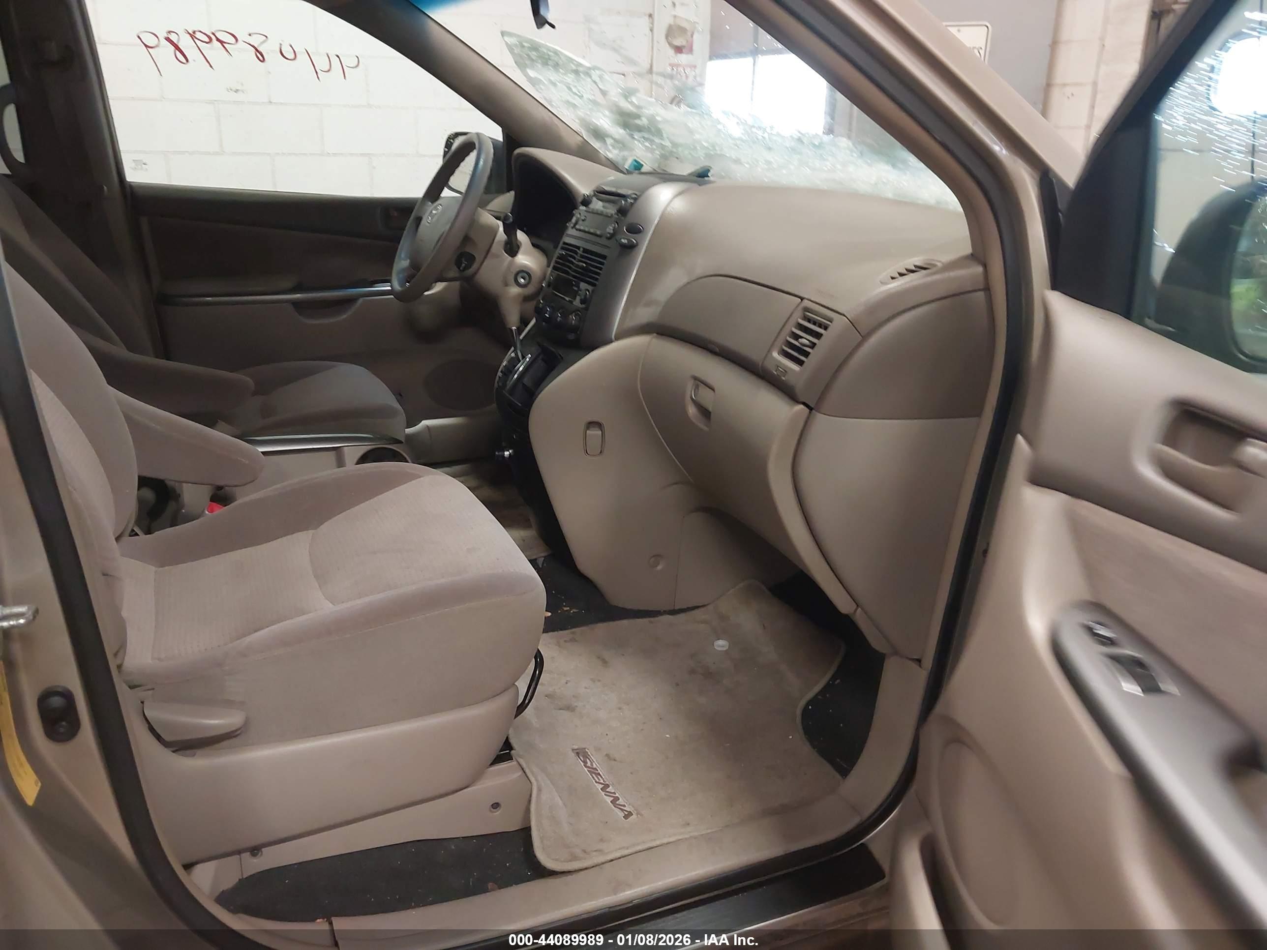 TOYOTA SIENNA image 5