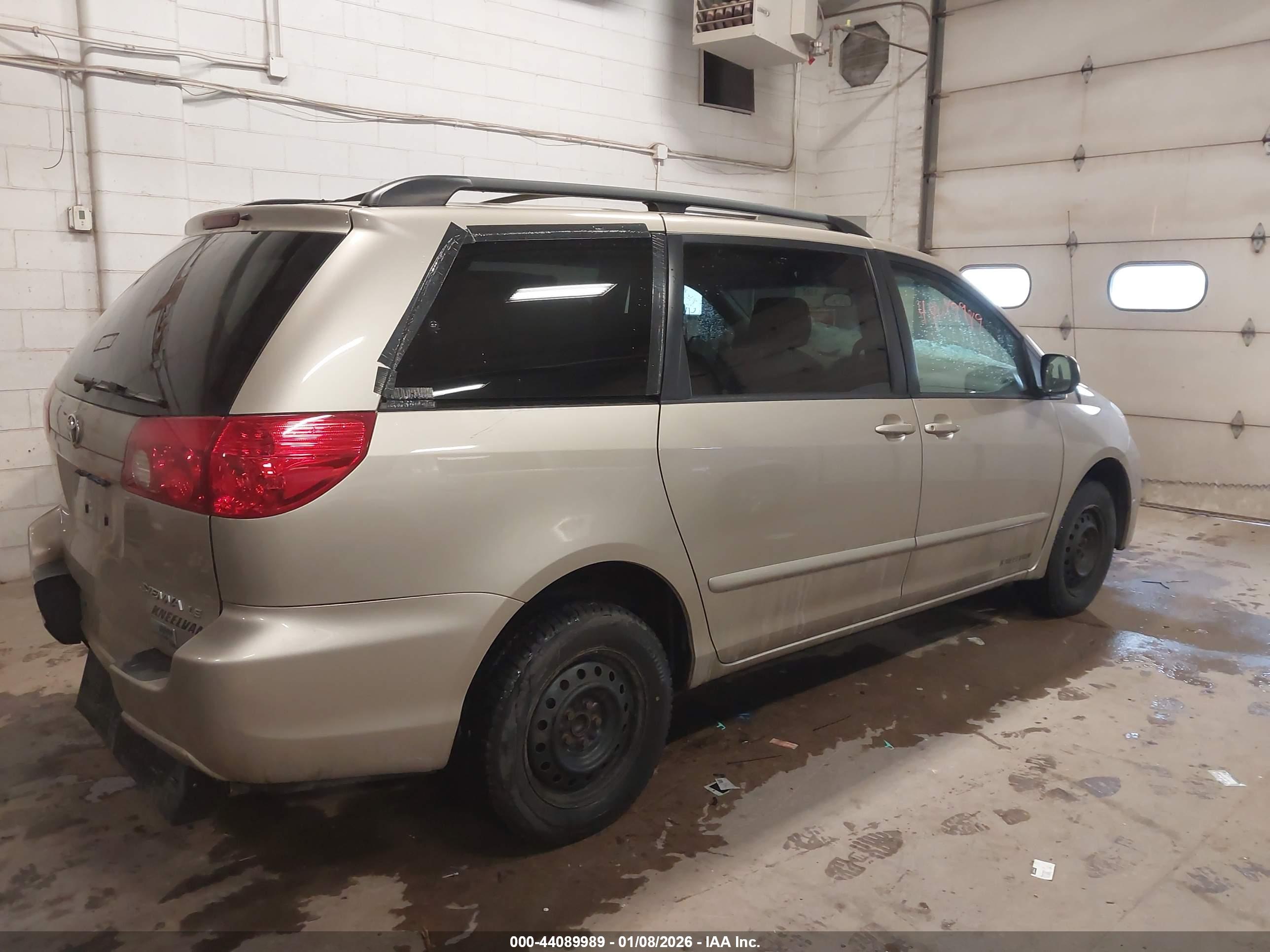 TOYOTA SIENNA image 6