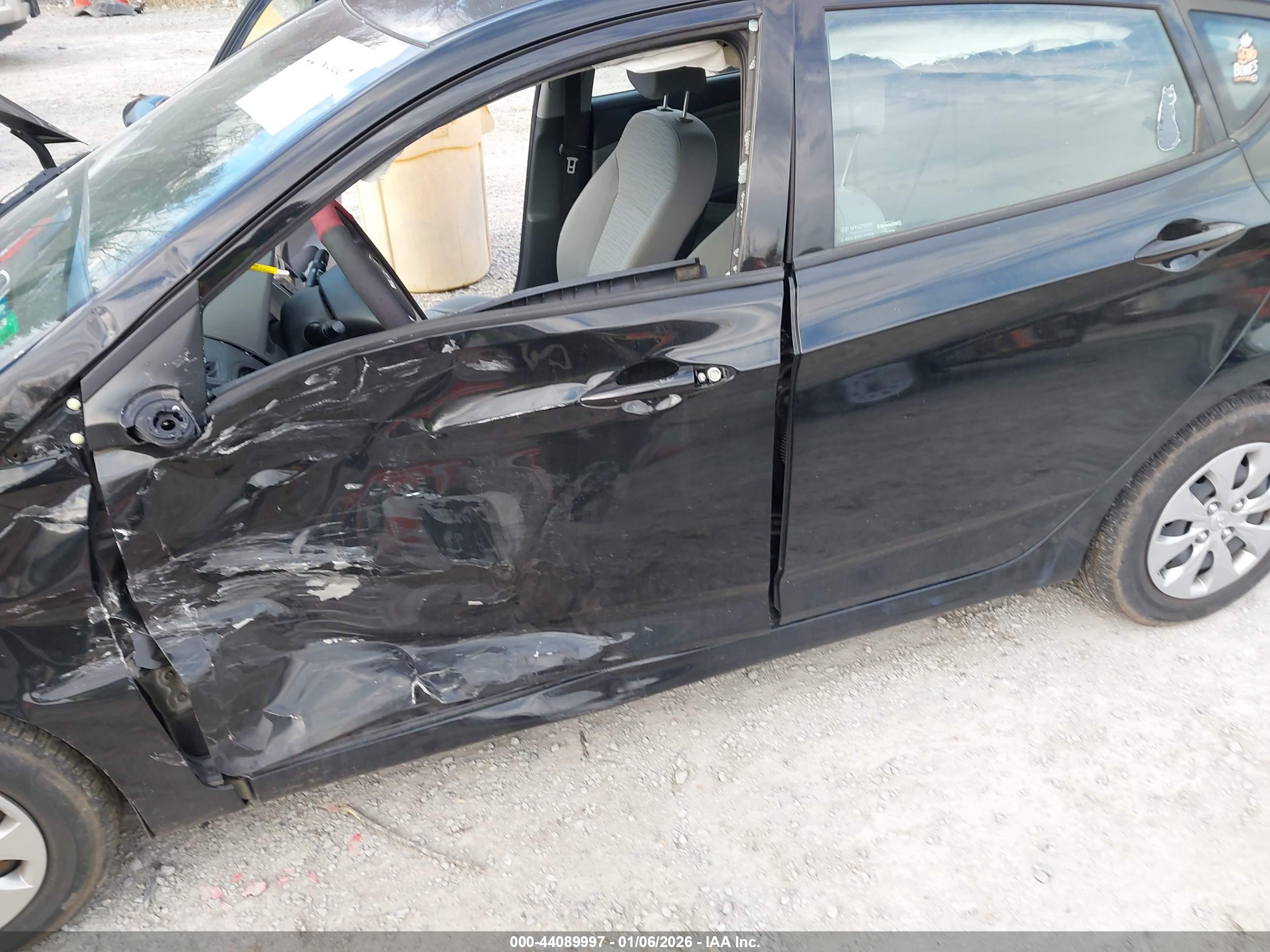 HYUNDAI ACCENT image 6