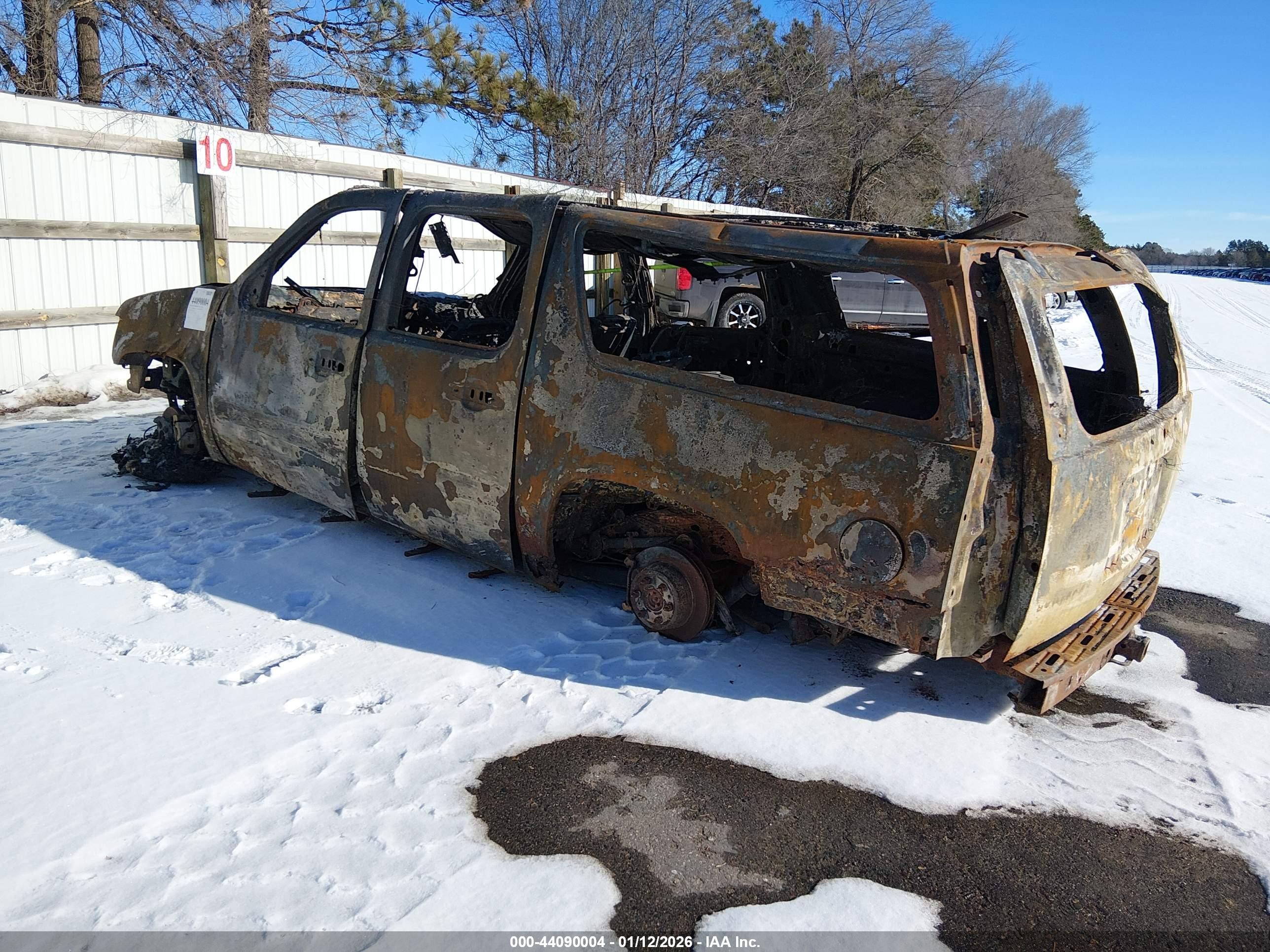 CHEVROLET SUBURBAN image 3