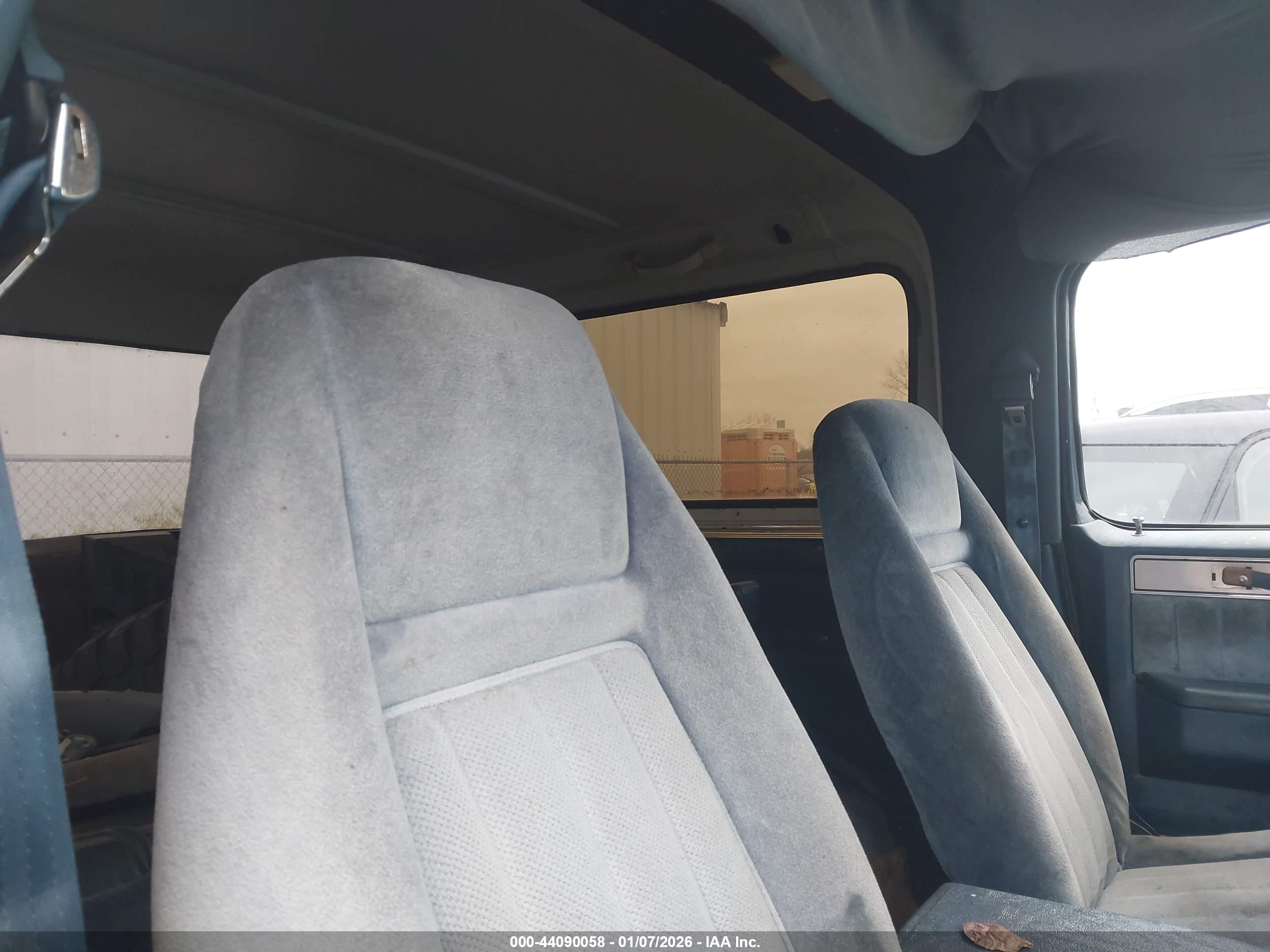 CHEVROLET BLAZER image 8