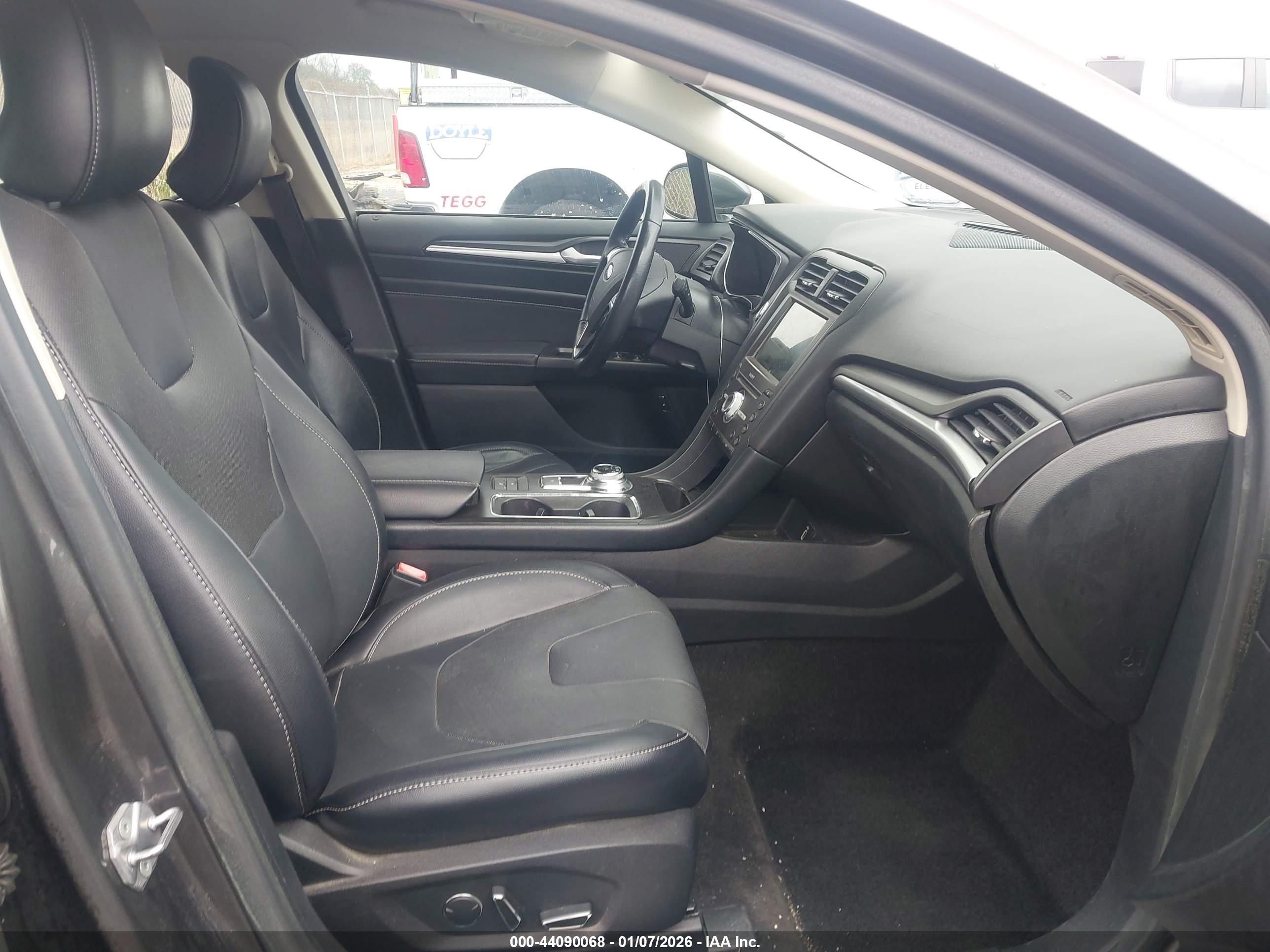FORD FUSION image 5