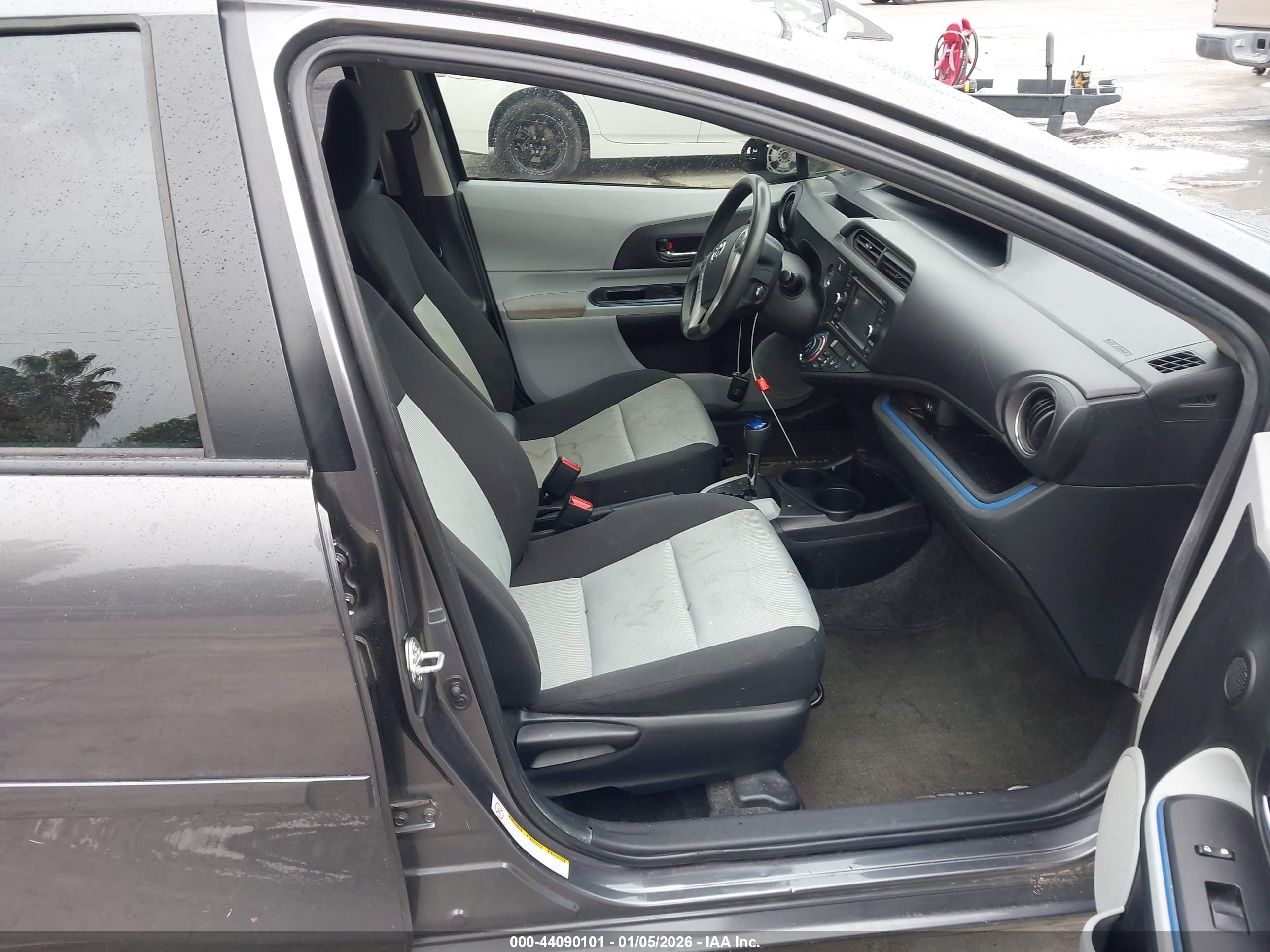 TOYOTA PRIUS image 5