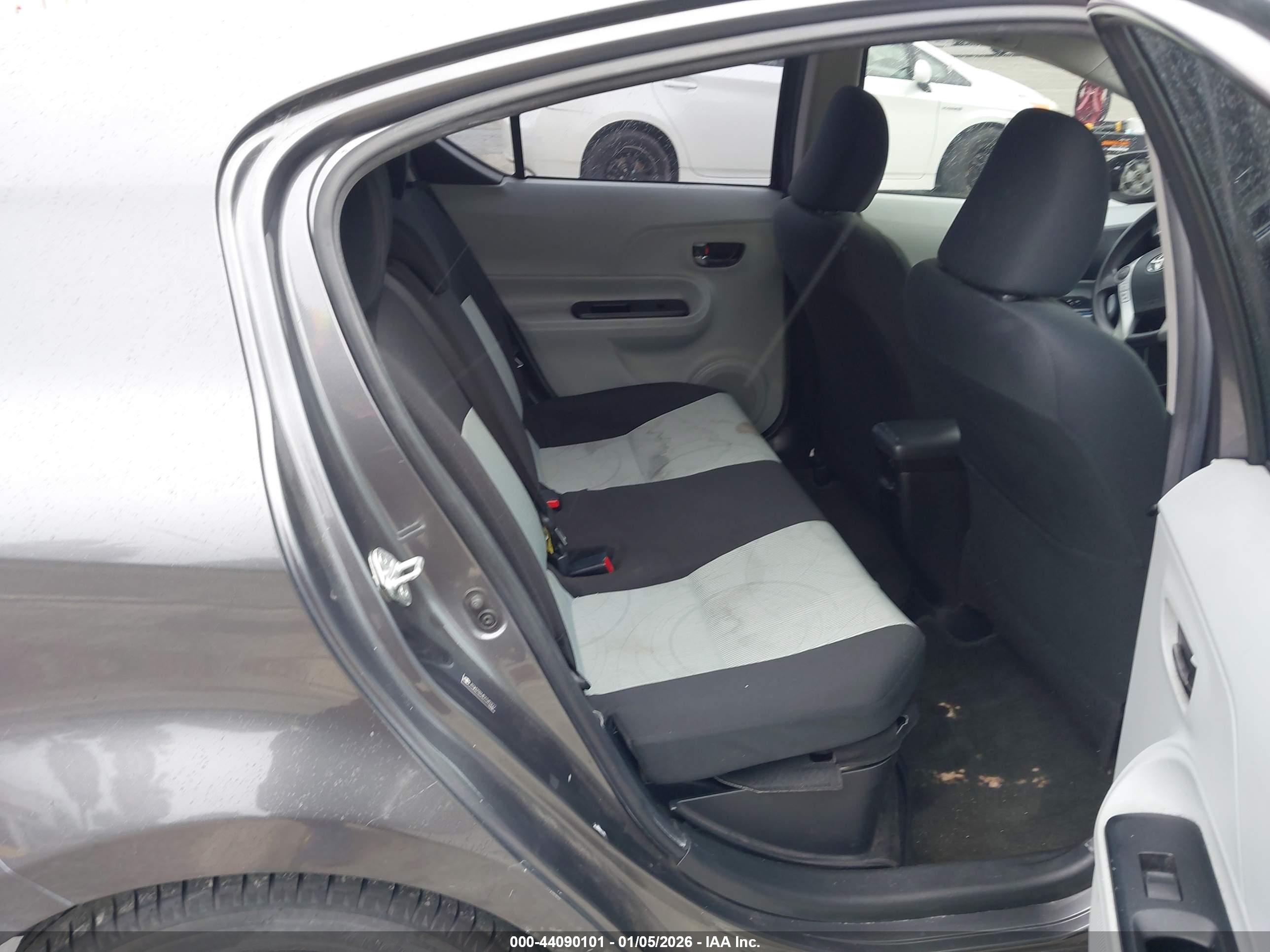 TOYOTA PRIUS image 8