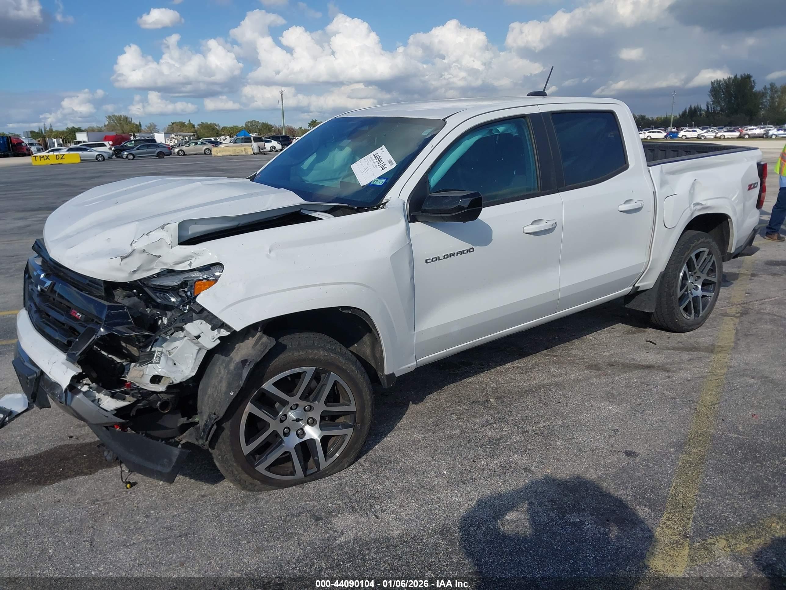 CHEVROLET COLORADO image 2