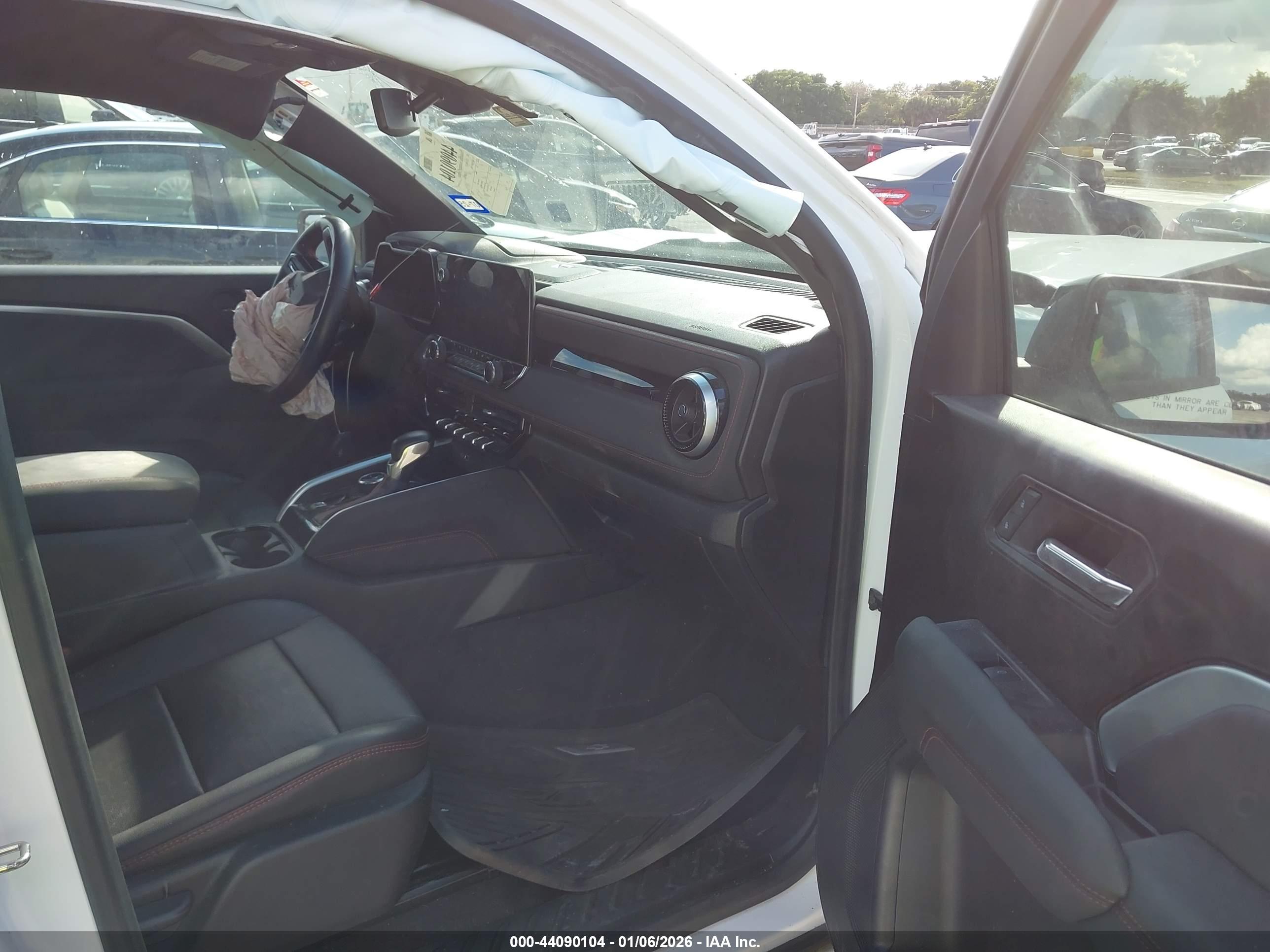 CHEVROLET COLORADO image 5