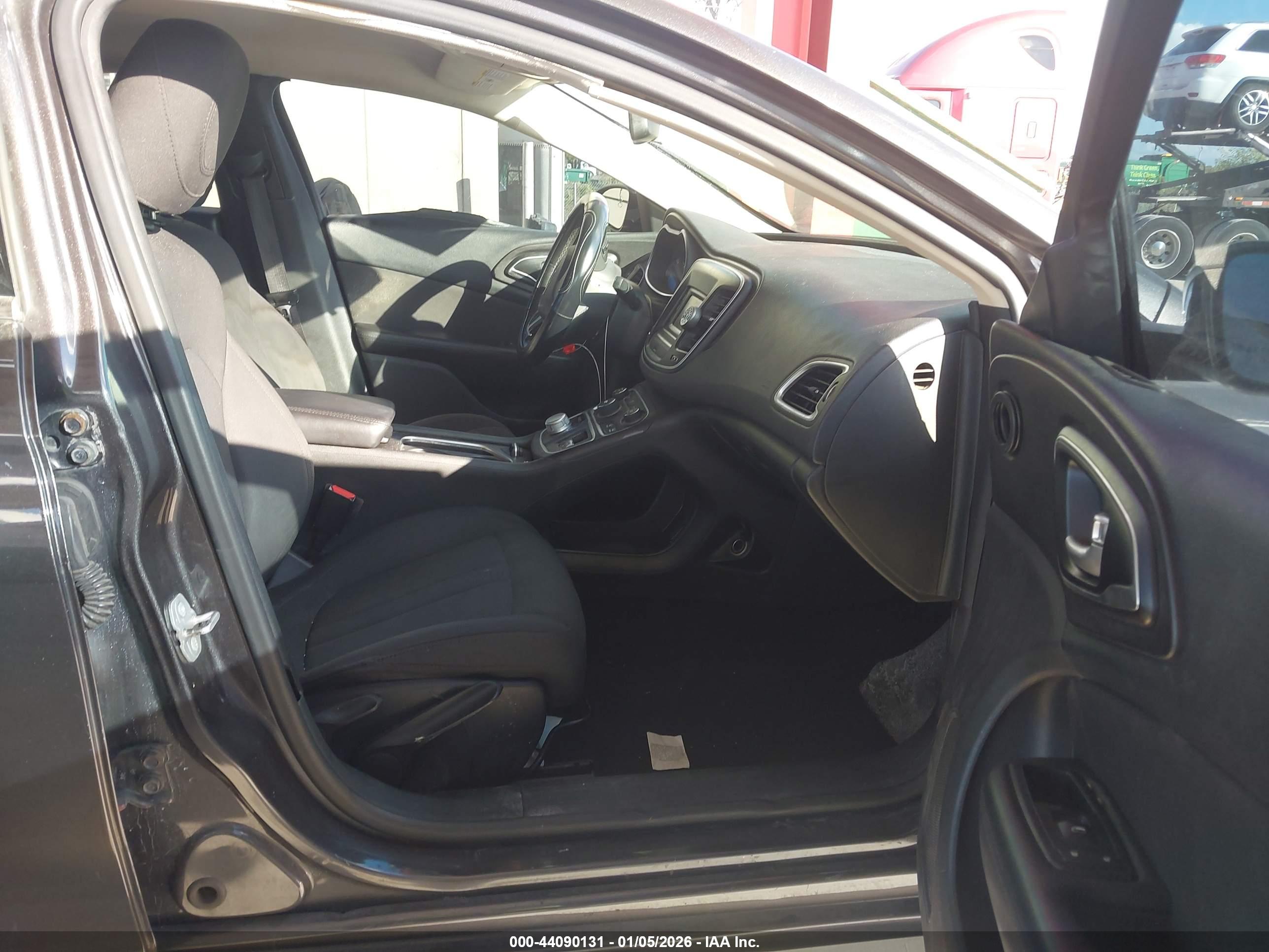 CHRYSLER 200 image 5