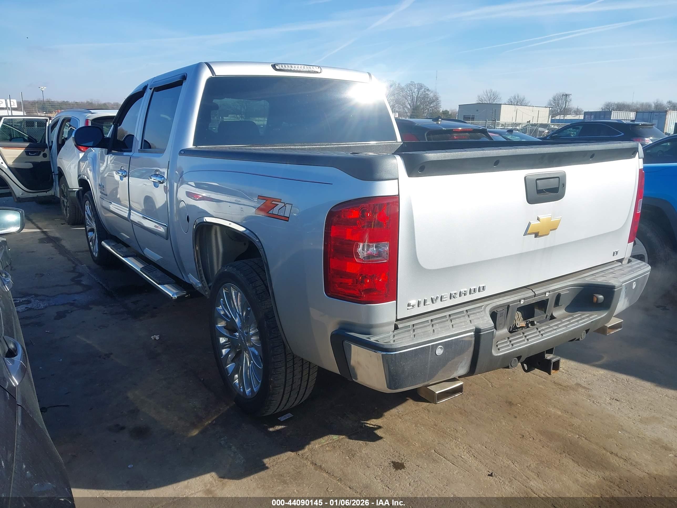 CHEVROLET SILVERADO image 3