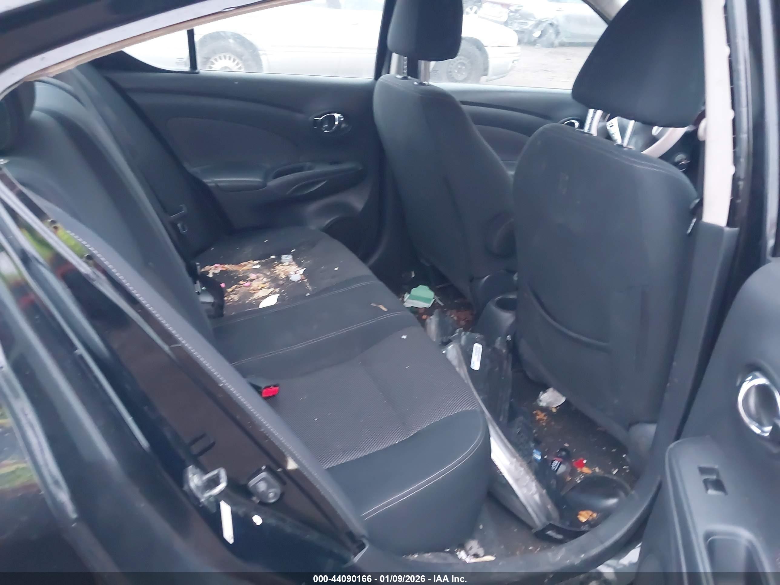 NISSAN VERSA image 8