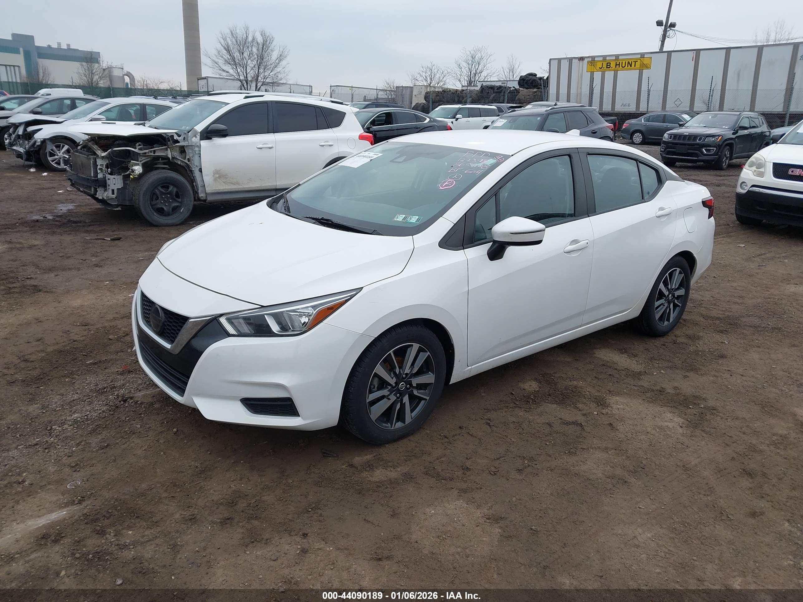 NISSAN VERSA image 2