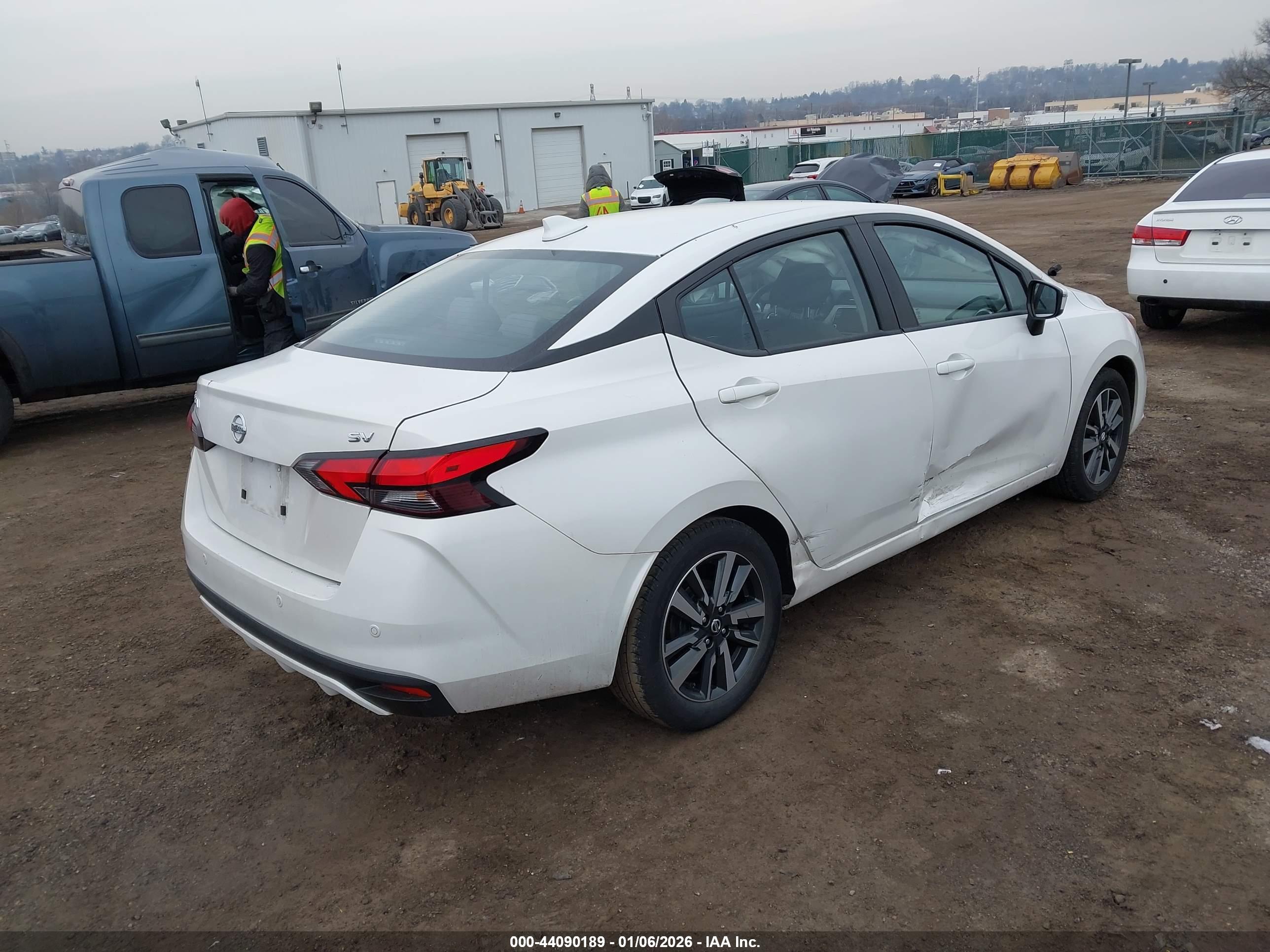 NISSAN VERSA image 4