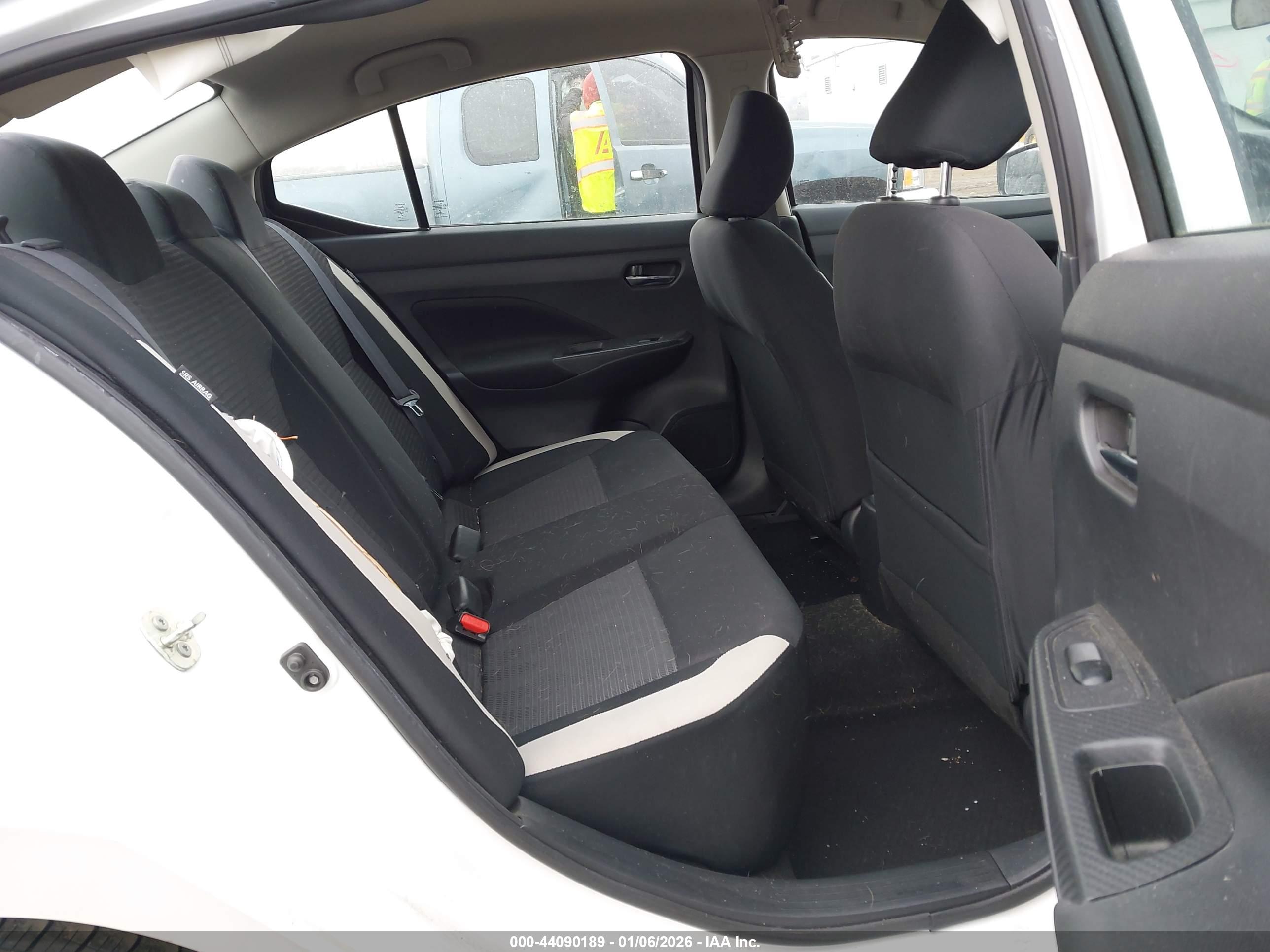NISSAN VERSA image 8