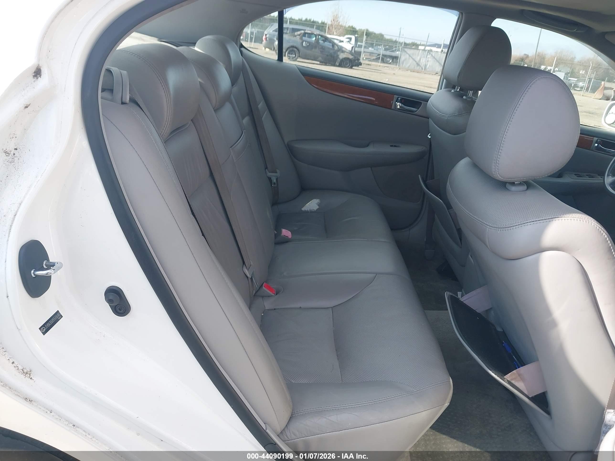 LEXUS ES image 8
