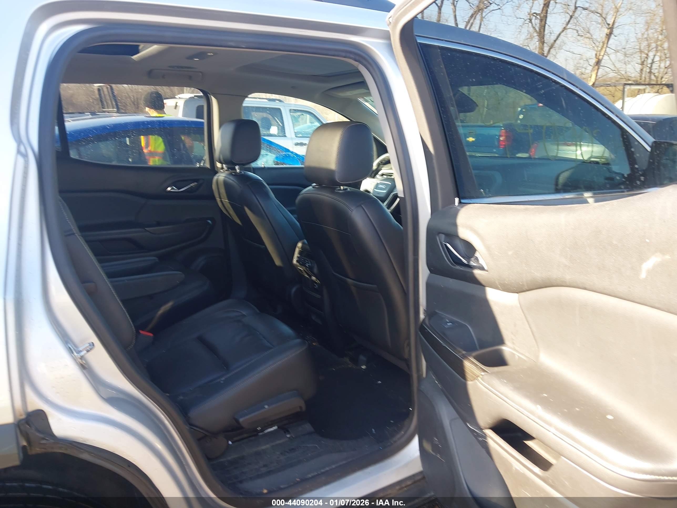 GMC ACADIA image 8