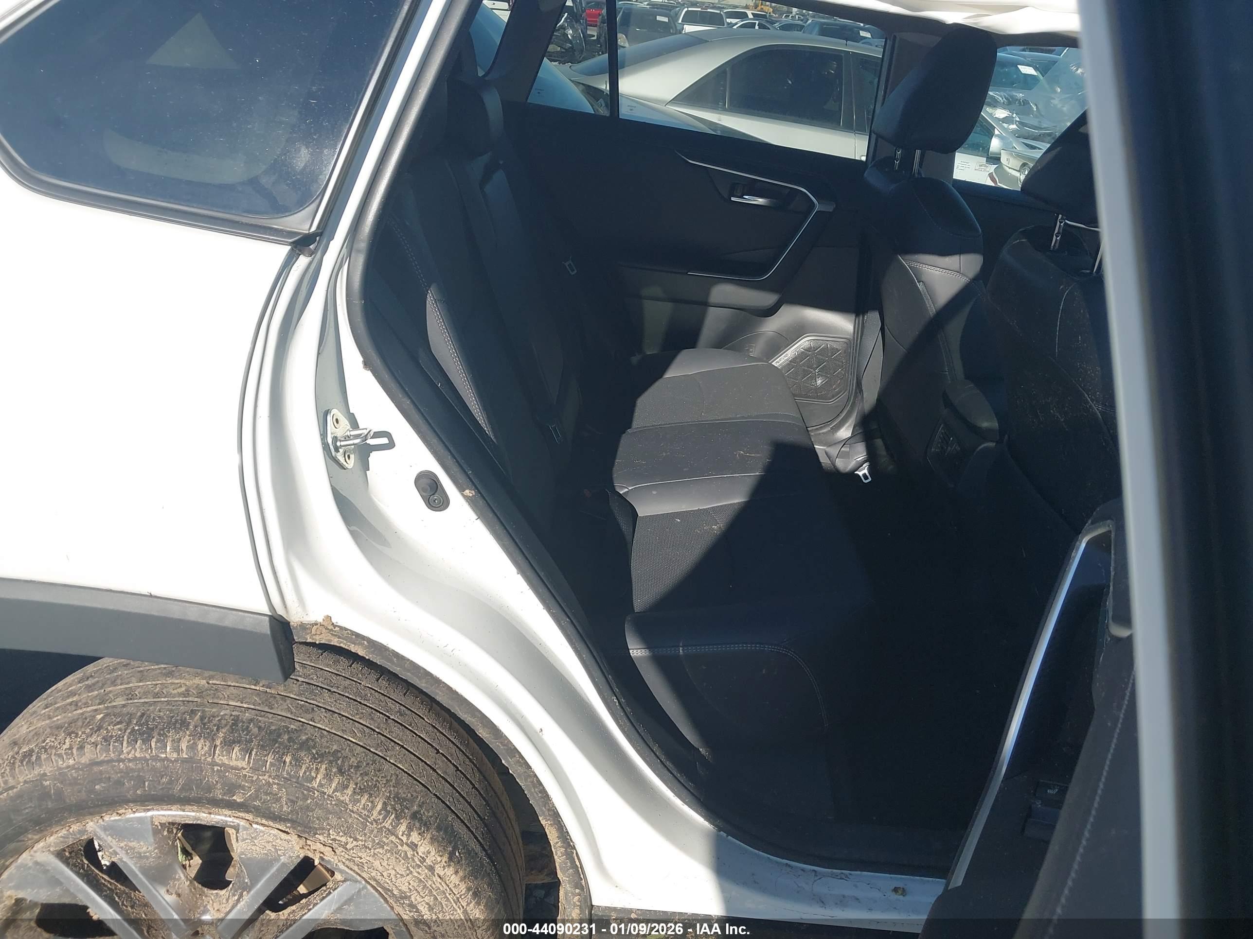 TOYOTA RAV4 image 8