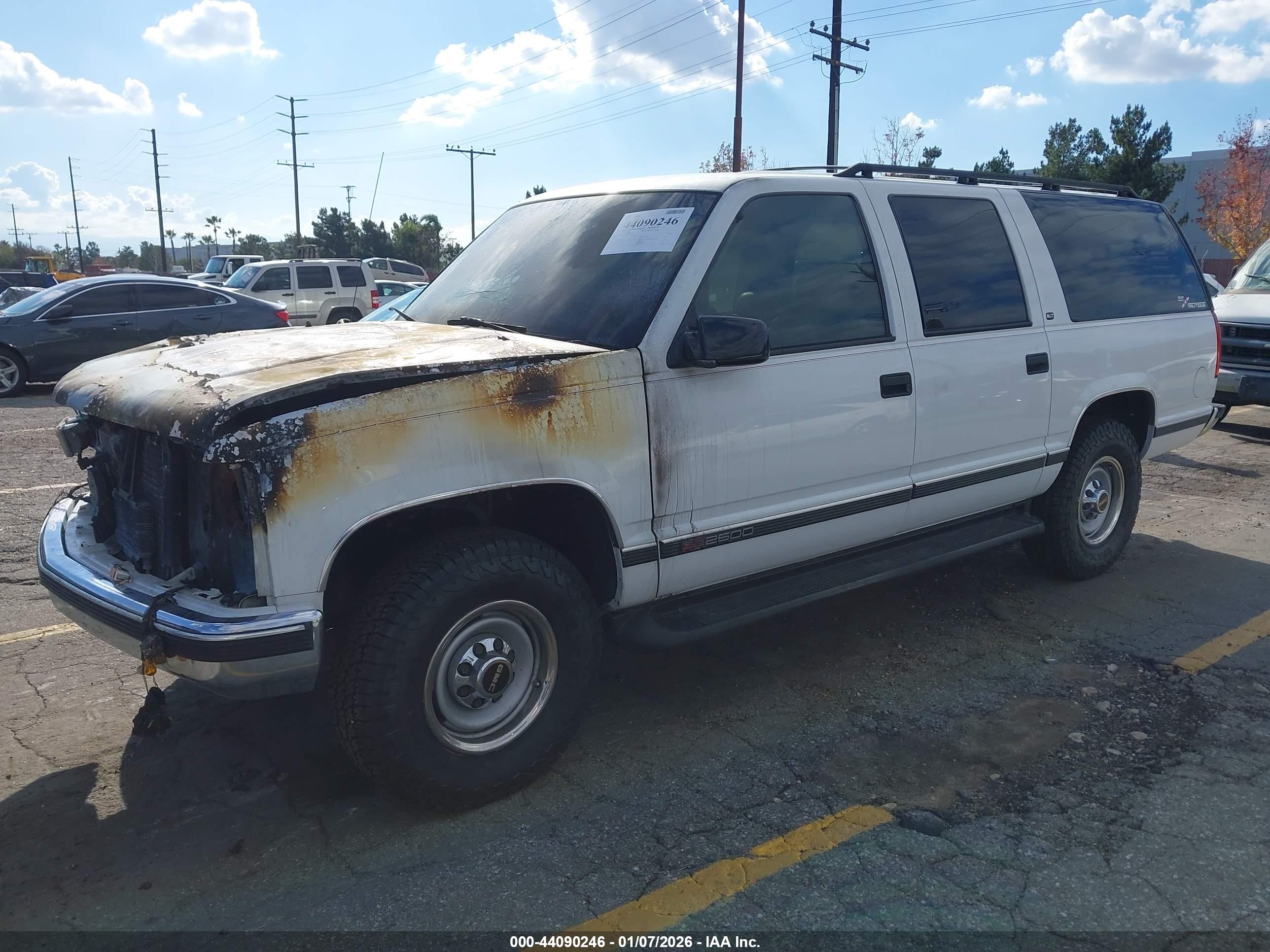 GMC SUBURBAN image 2