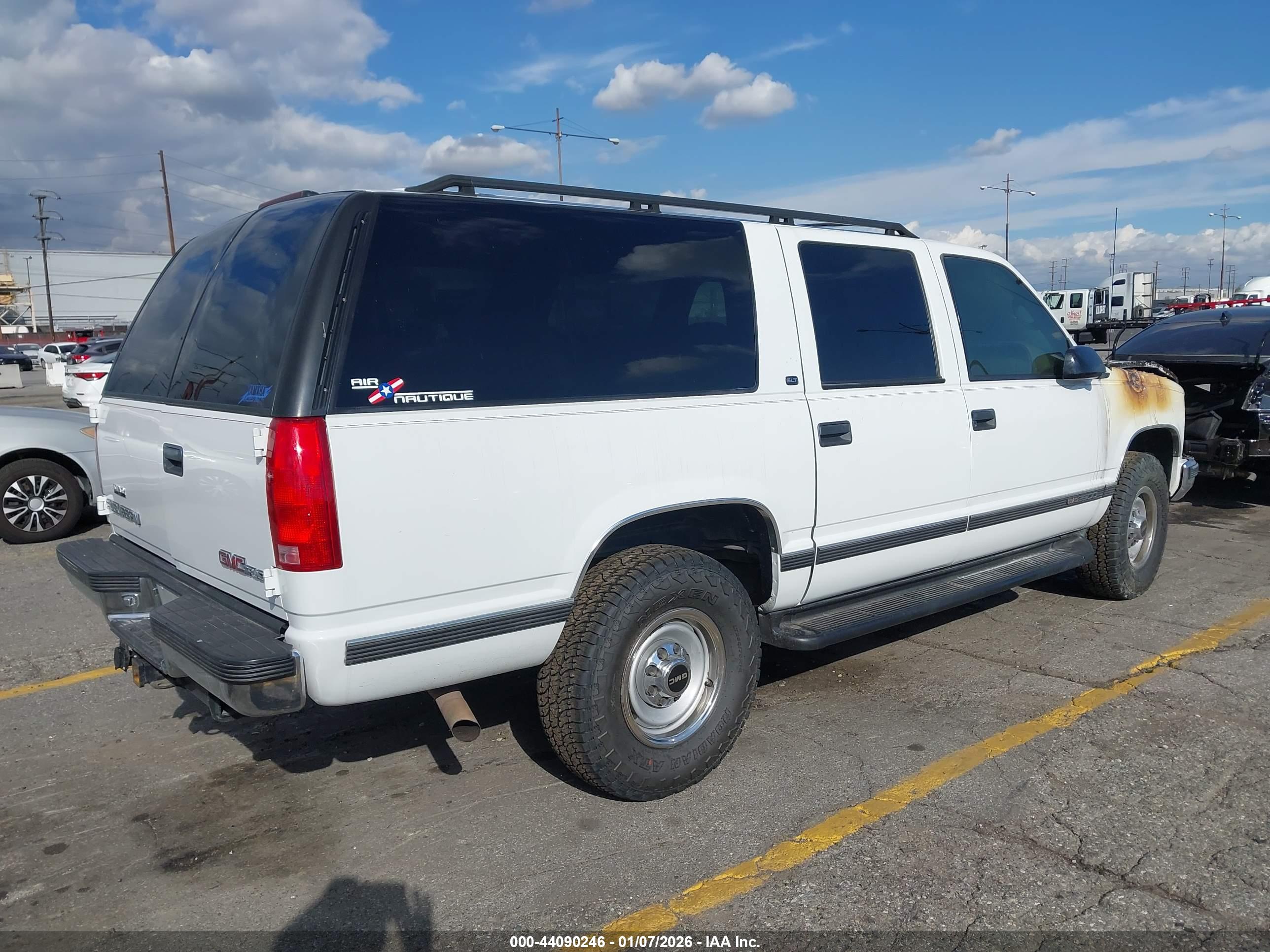 GMC SUBURBAN image 4