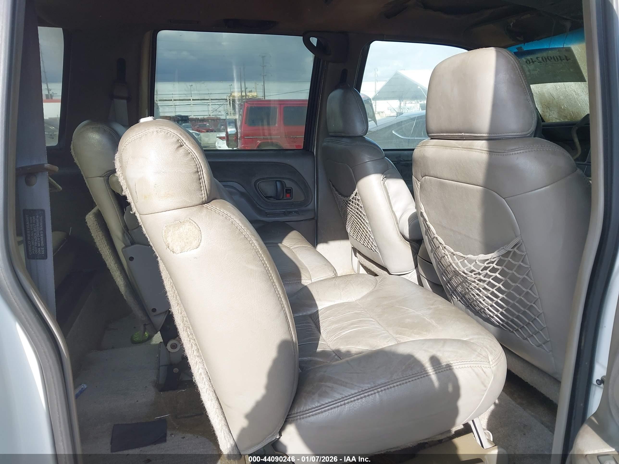 GMC SUBURBAN image 8