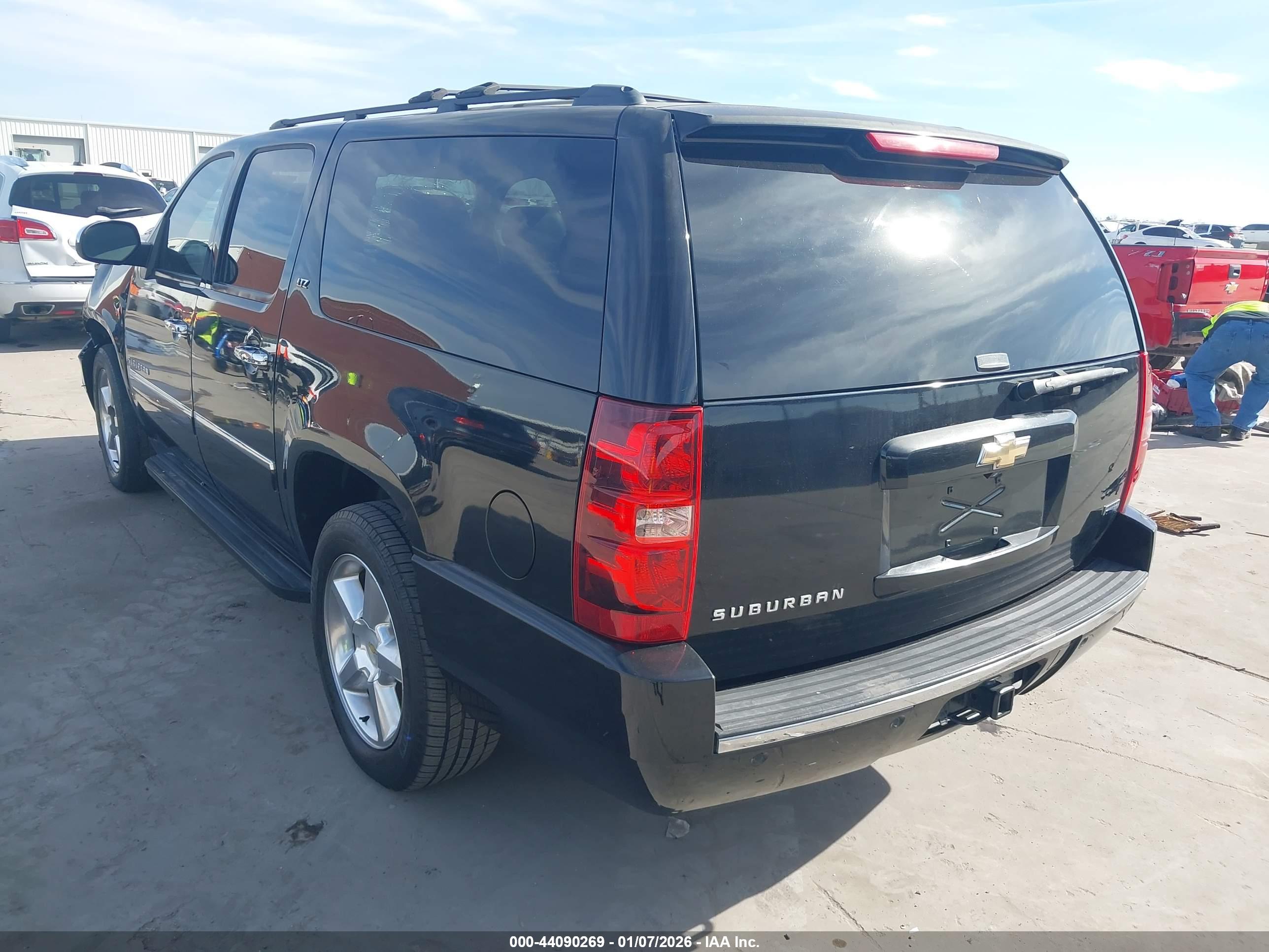 CHEVROLET SUBURBAN image 3