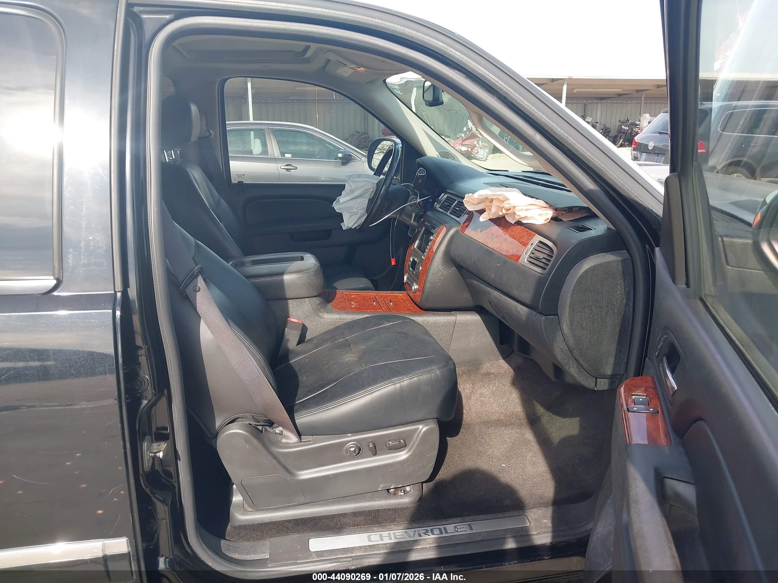 CHEVROLET SUBURBAN image 5